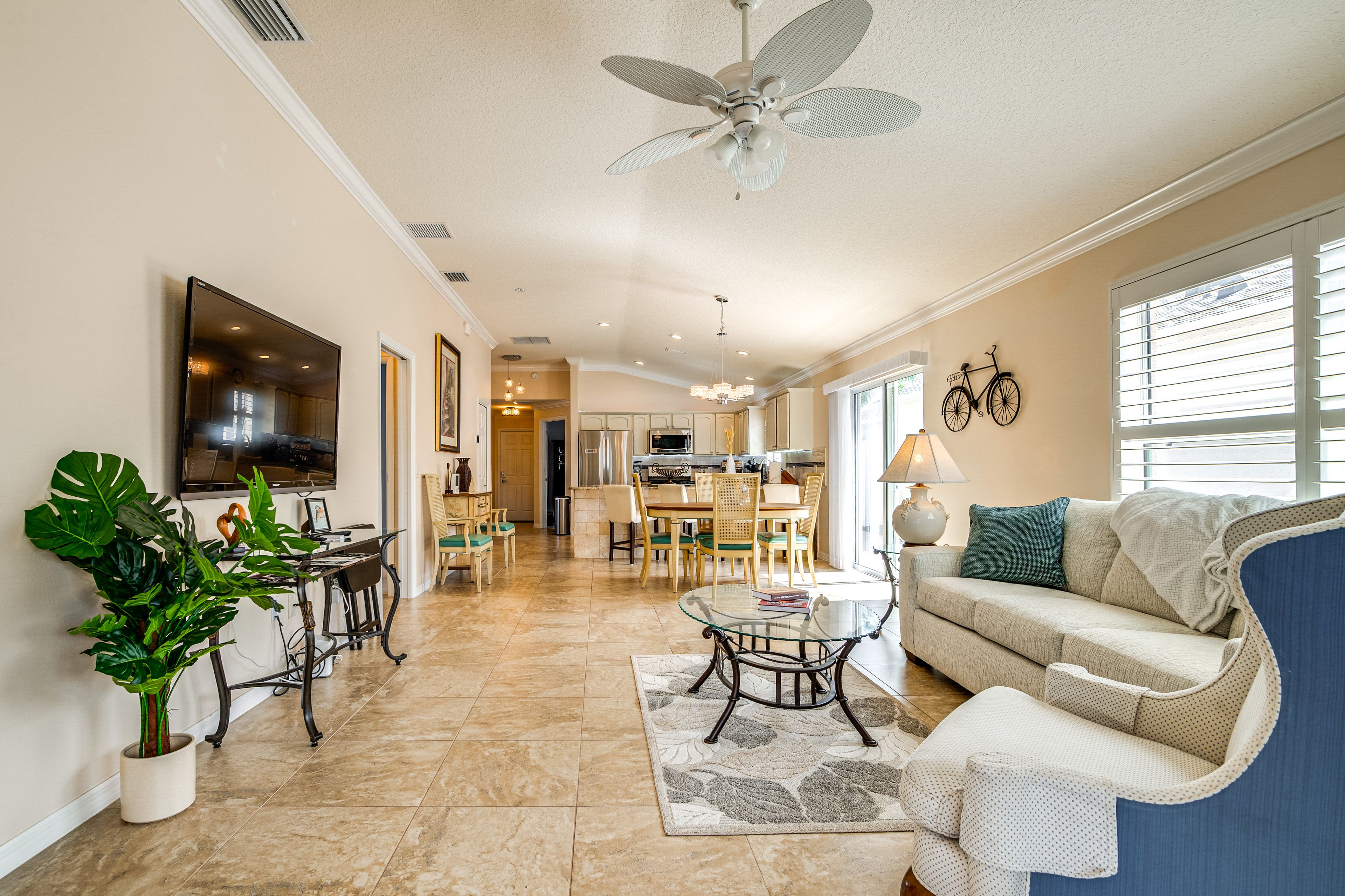 Living Room | Smart TV | Free WiFi | Central A/C & Heating