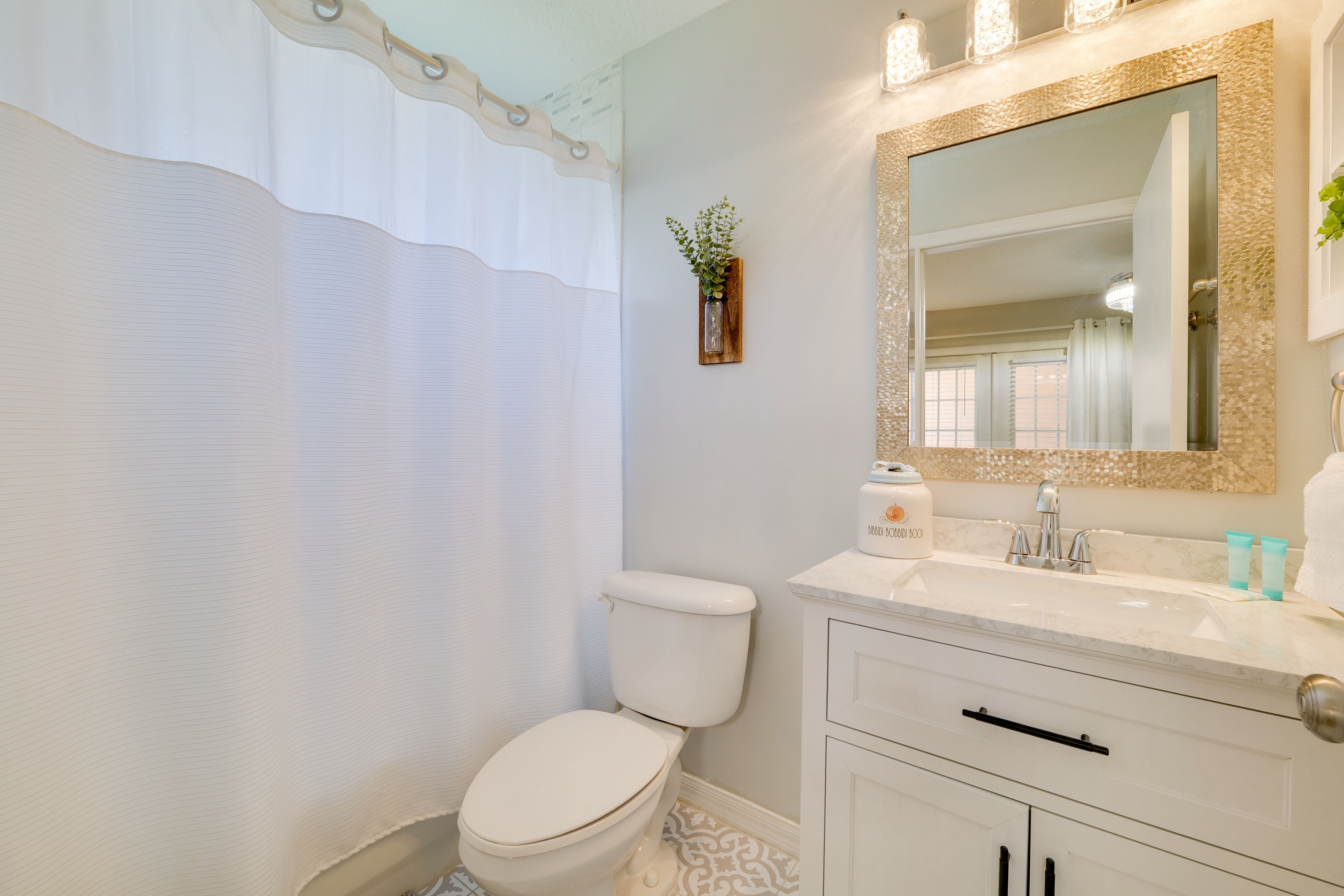 Full Bathroom | Towels Provided