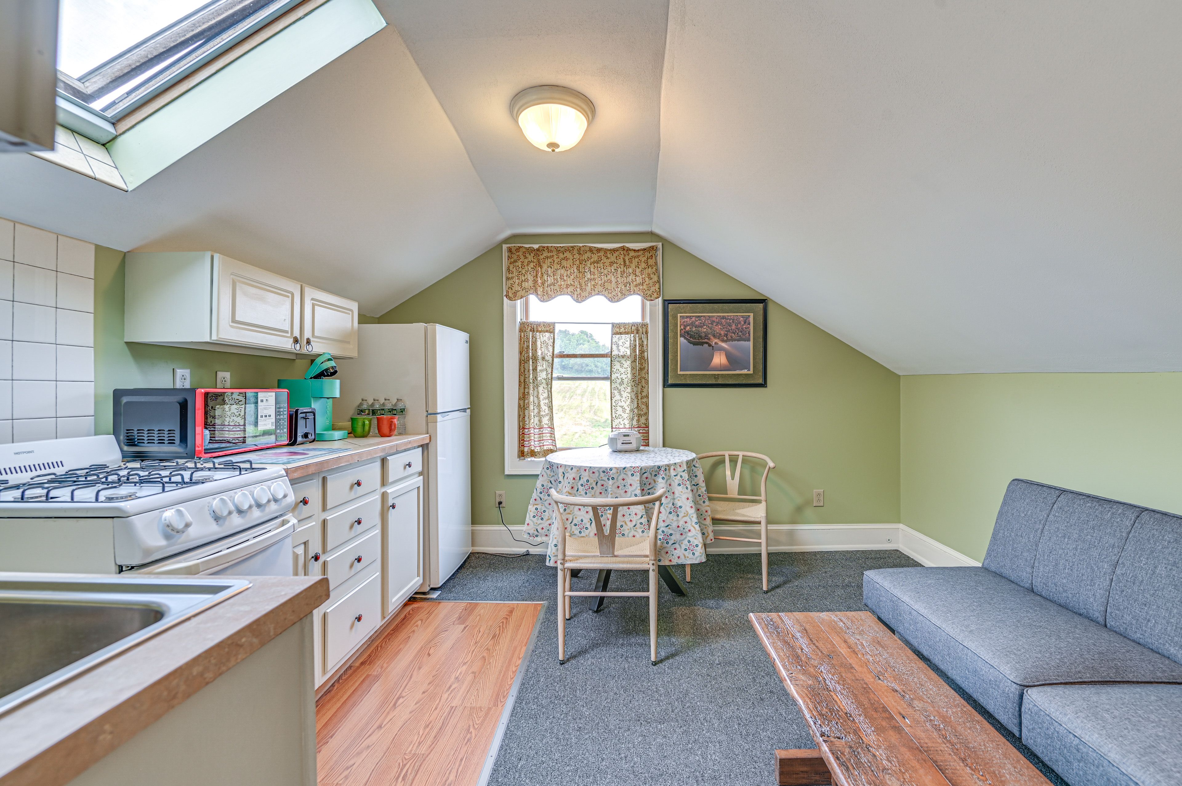 Dining Area | Dishware/Flatware Provided