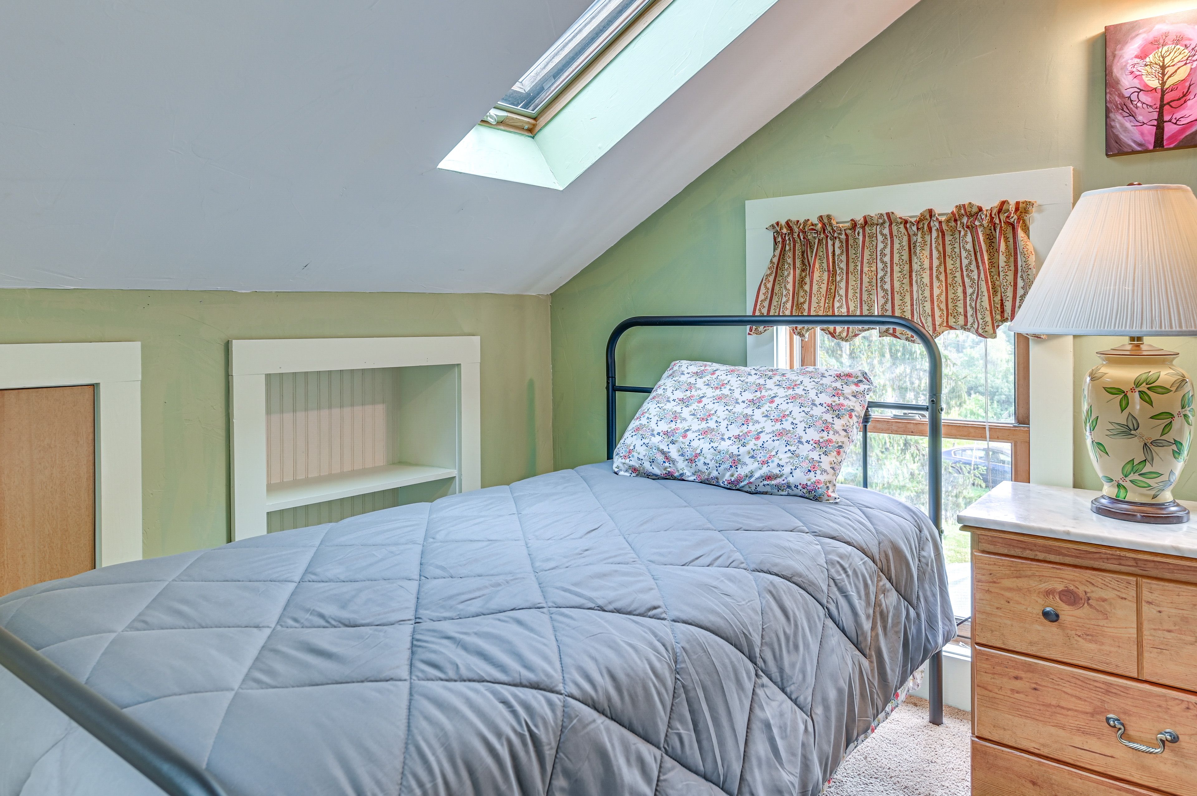 Studio | 2 Twin Beds | (Convertible to King Bed) | Smart TV