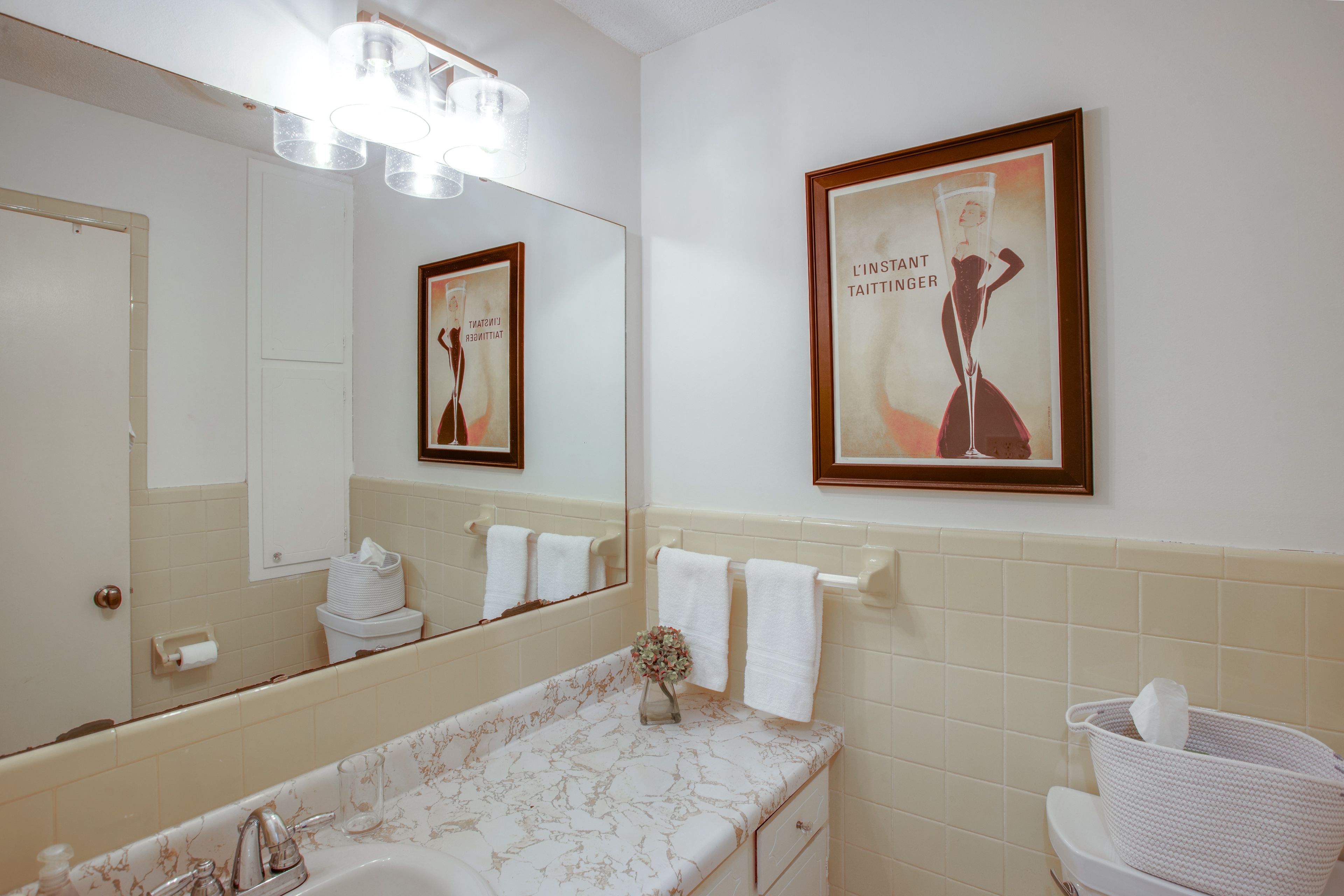 Full Bathroom | Towels Provided