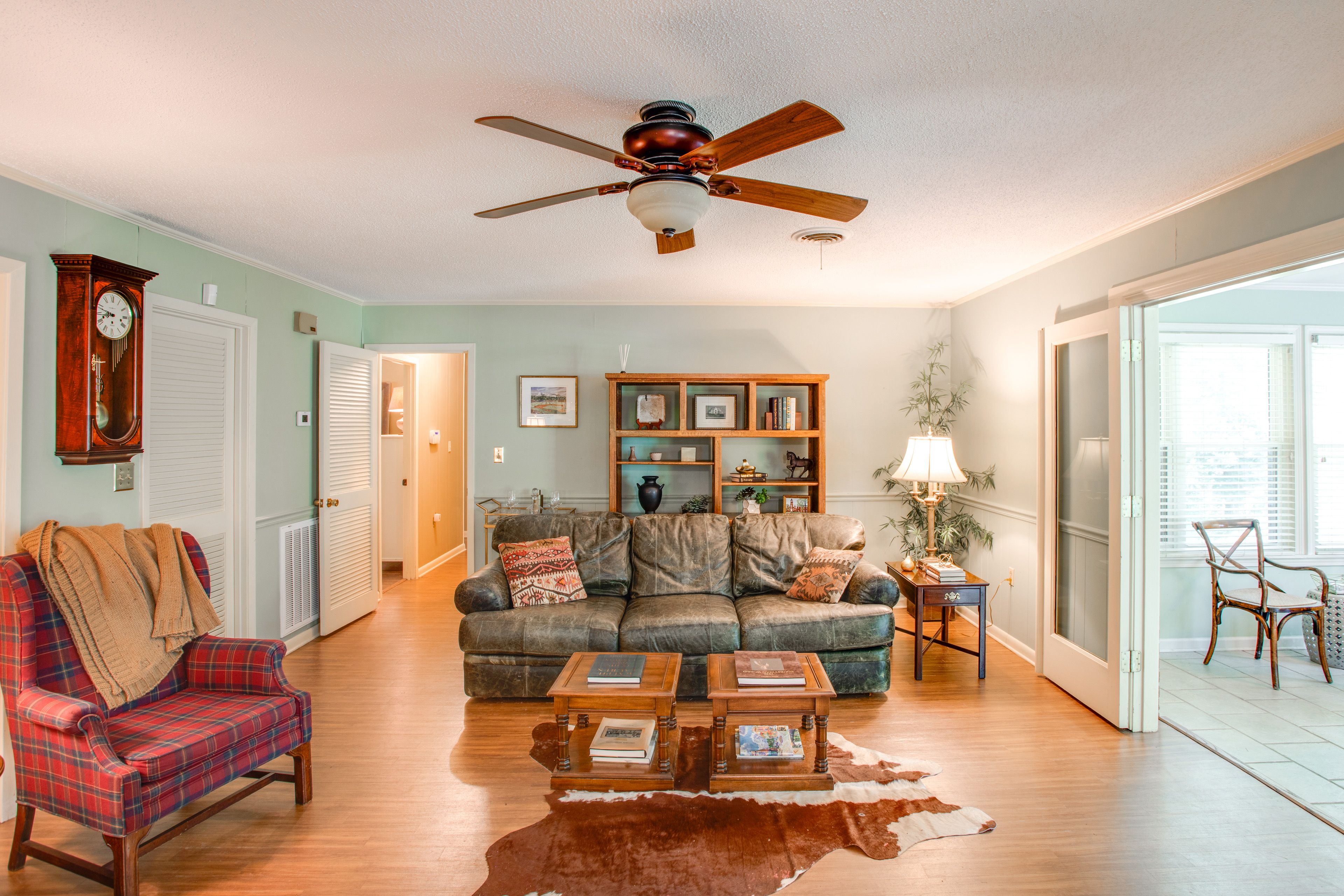 Living Room | Central Heating & A/C | Free WiFi