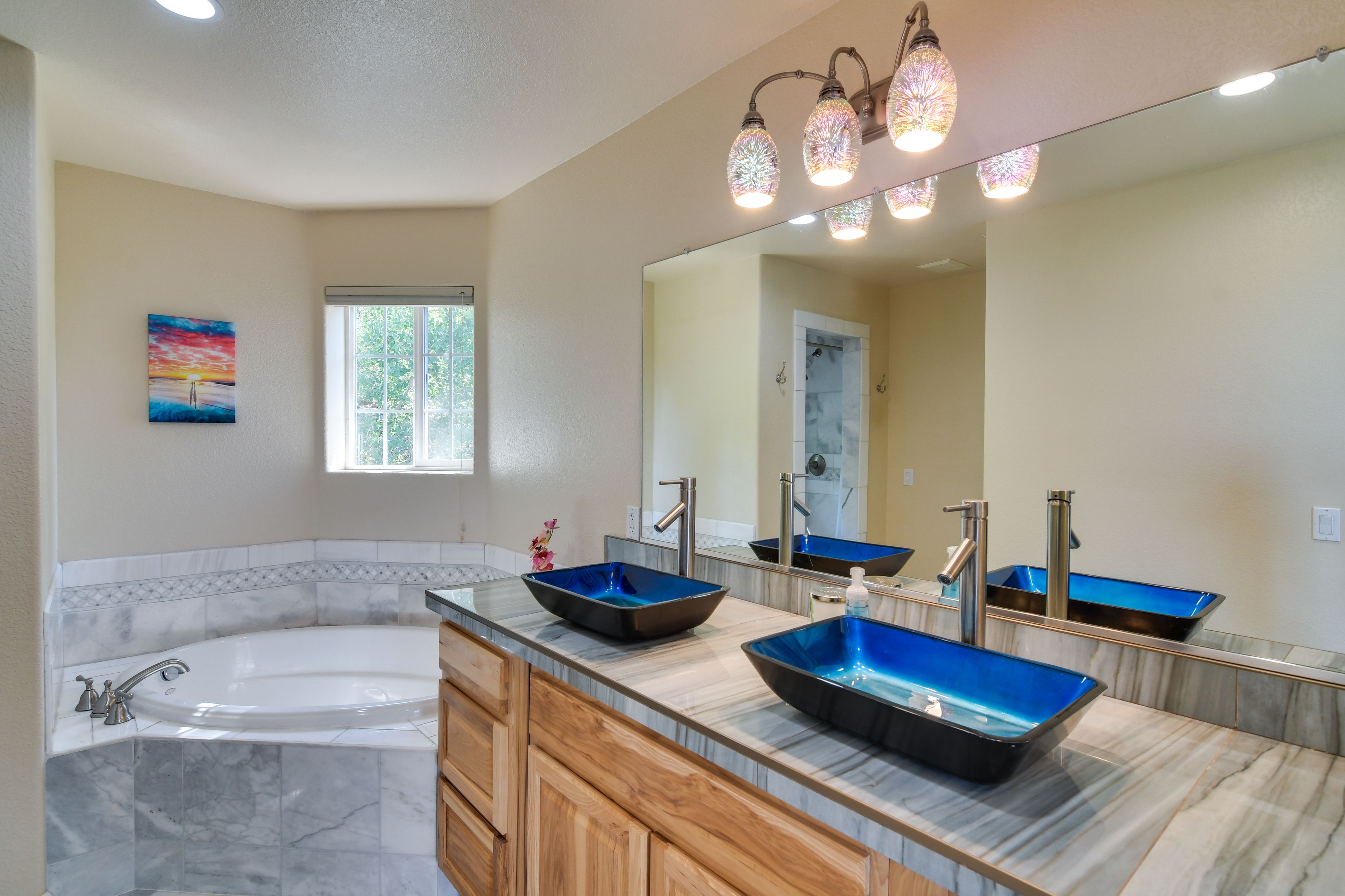 Full Bathroom | 2nd Floor | Towels Provided