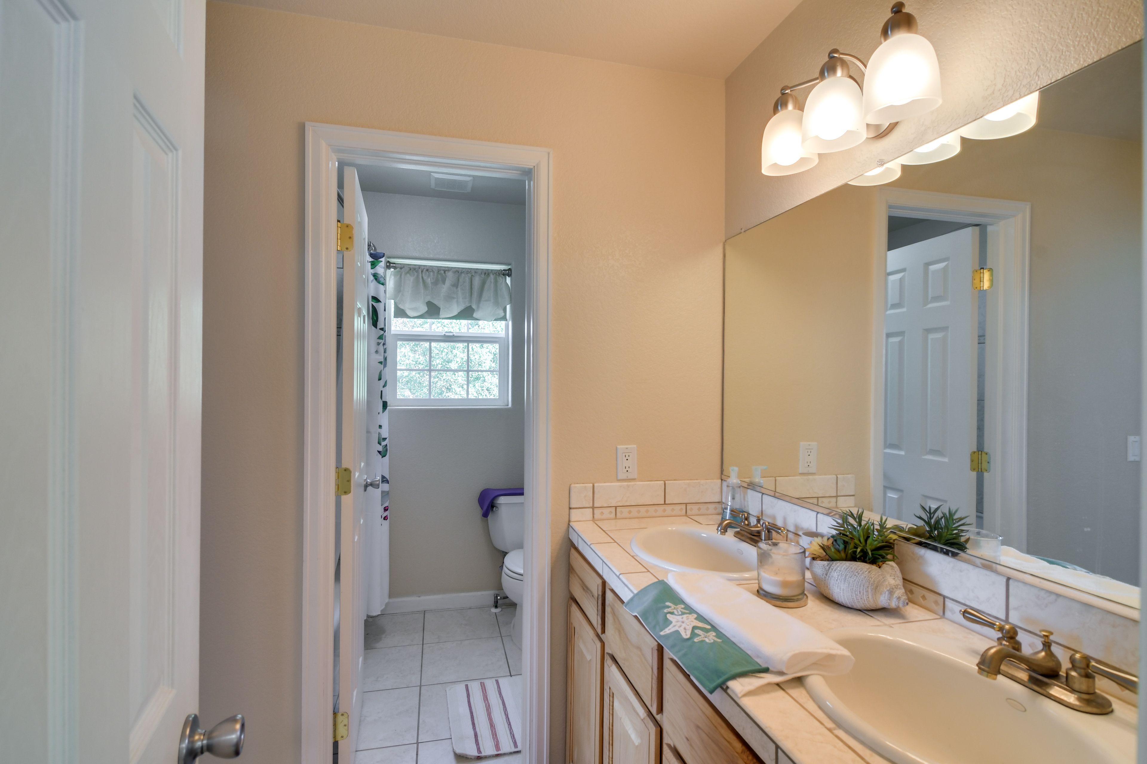 Full Bathroom | 2nd Floor