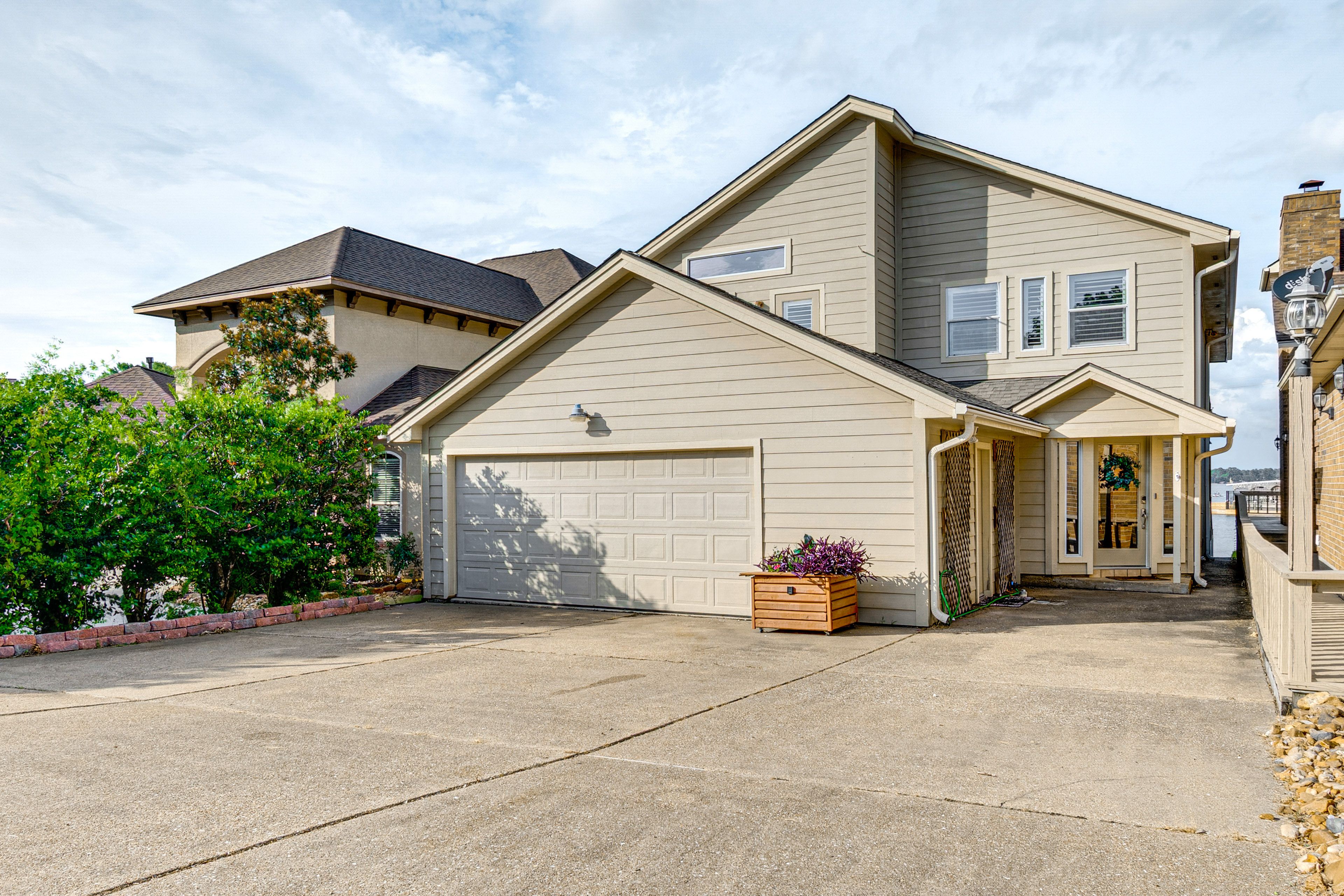 Exterior | Driveway (4 Vehicles)