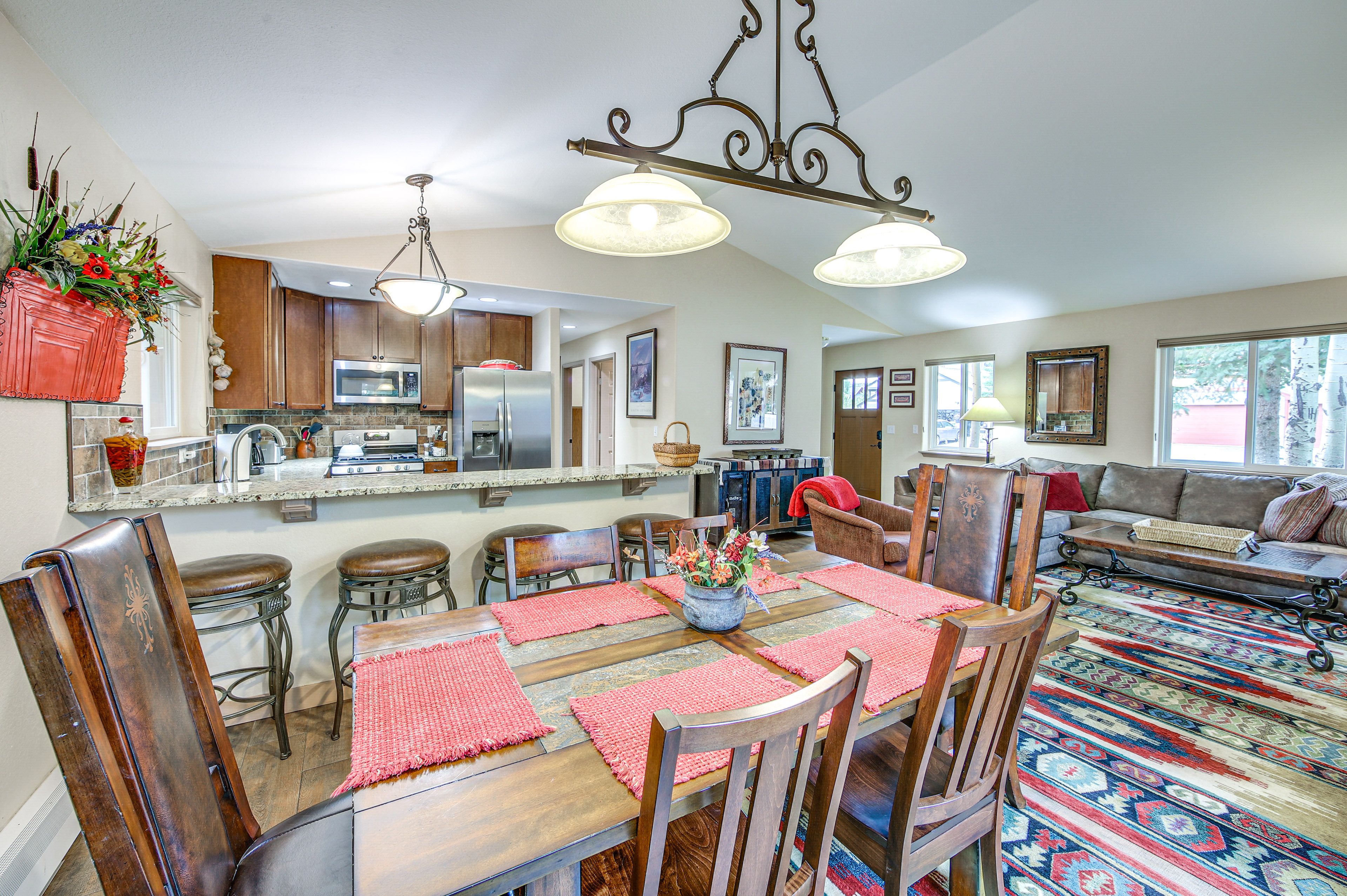Dining Area | Dishware/Flatware Provided | Main Floor