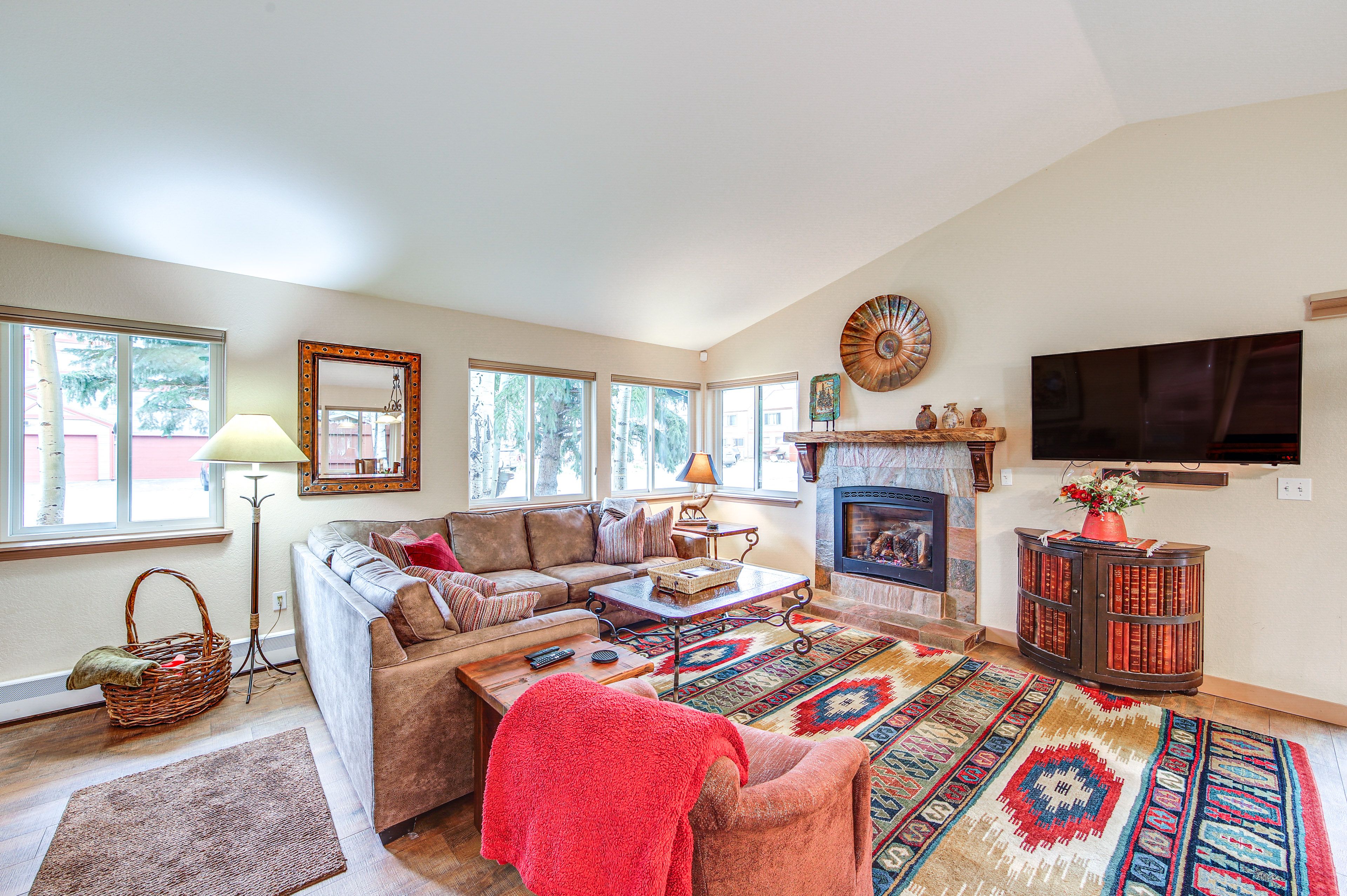 Living Room | Free WiFi | Queen Sleeper Sofa | Smart TV | Main Floor