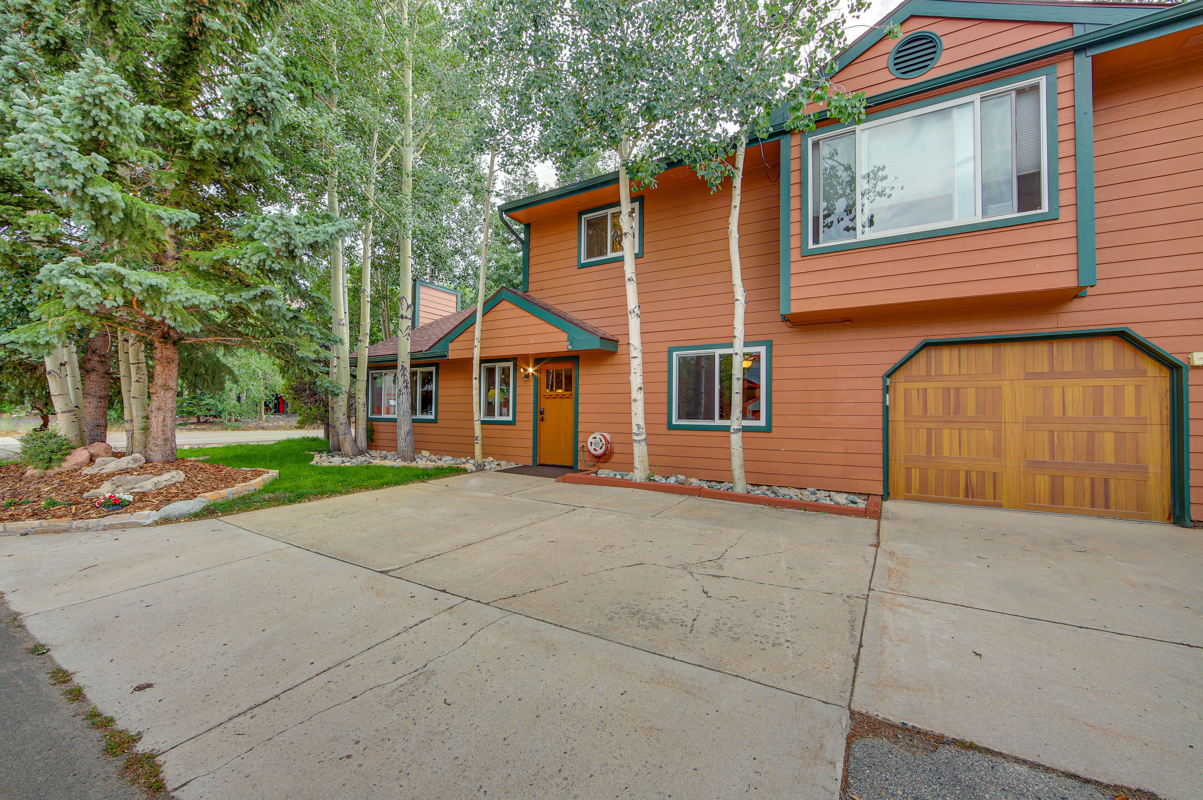 Exterior | Garage (1 Vehicle) | Driveway (1 Vehicle) | Side Parking (2 Vehicles)
