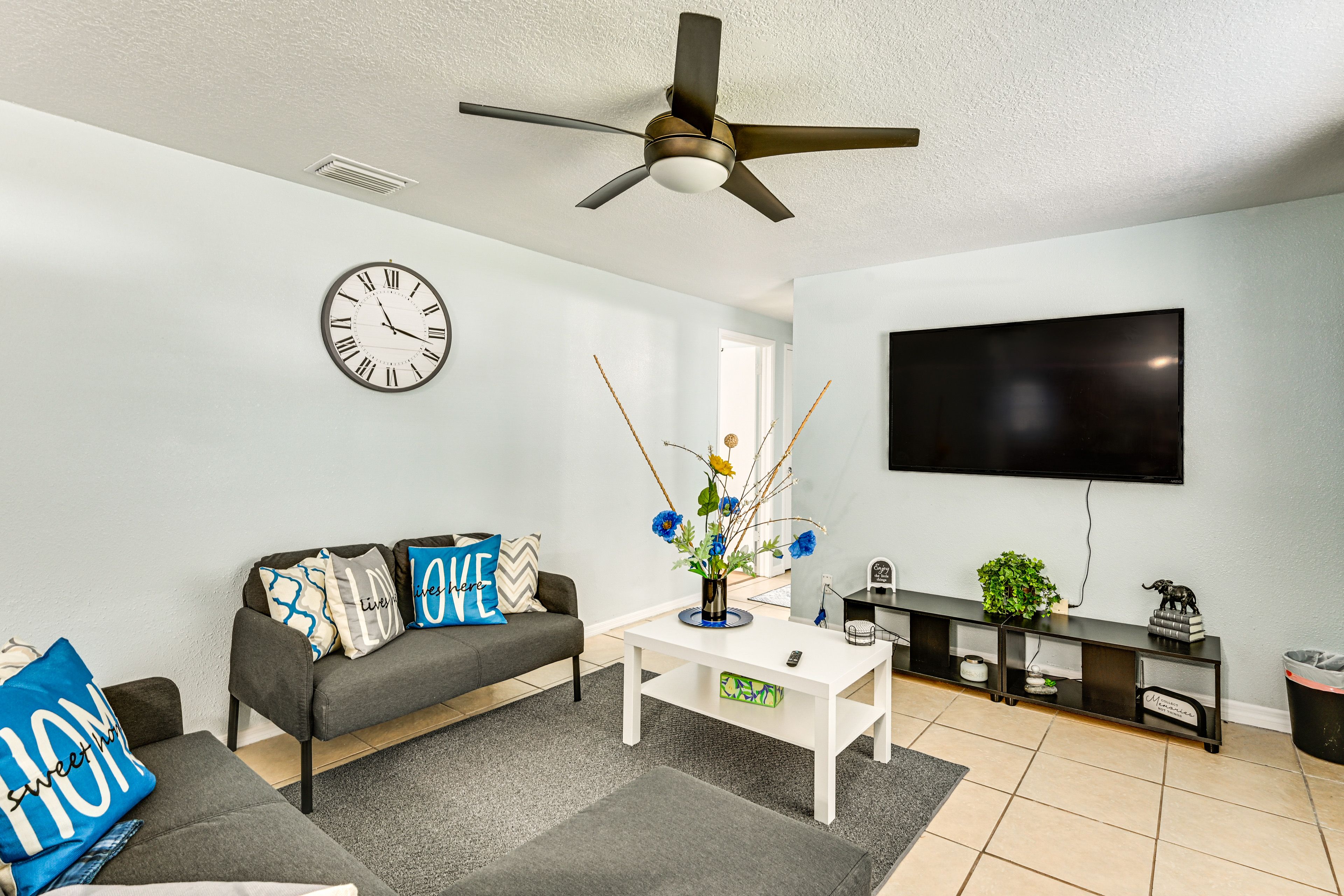 Living Room | Free WiFi | Central Heating & Air Conditioning