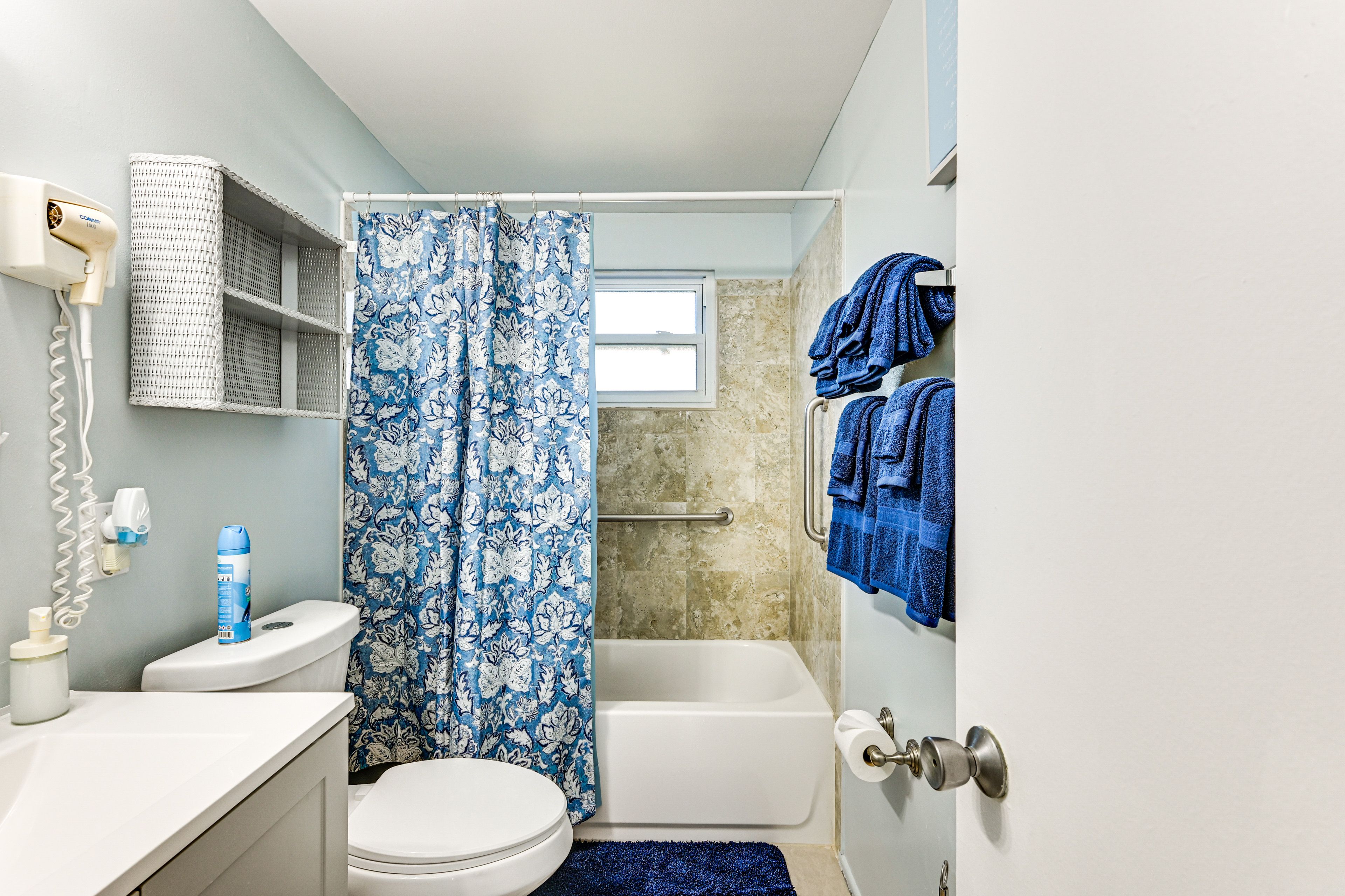Full Bathroom | Towels Provided | Complimentary Toiletries (Starter Supply)