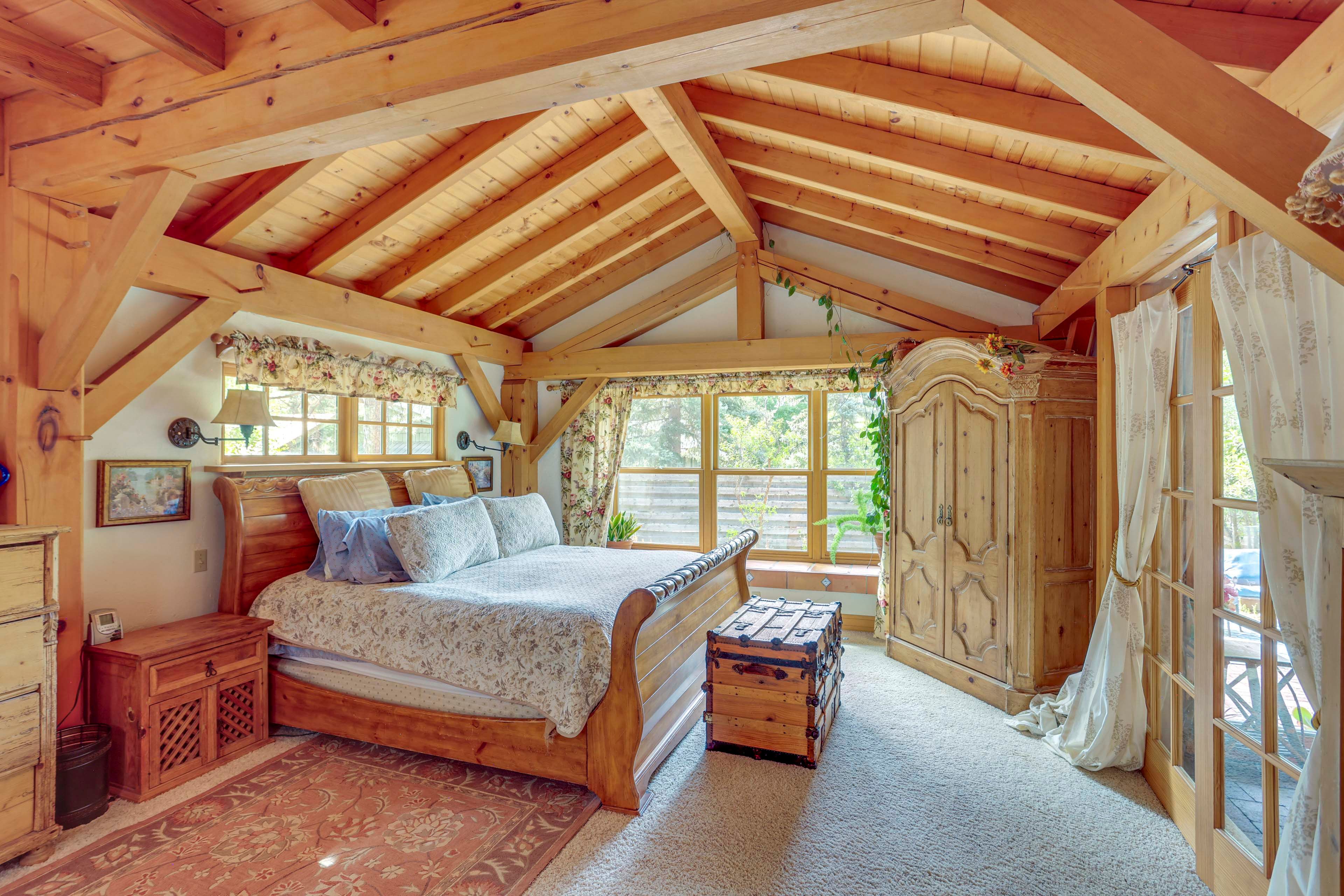 Bedroom 1 | 1st Floor | King Bed | Linens Provided