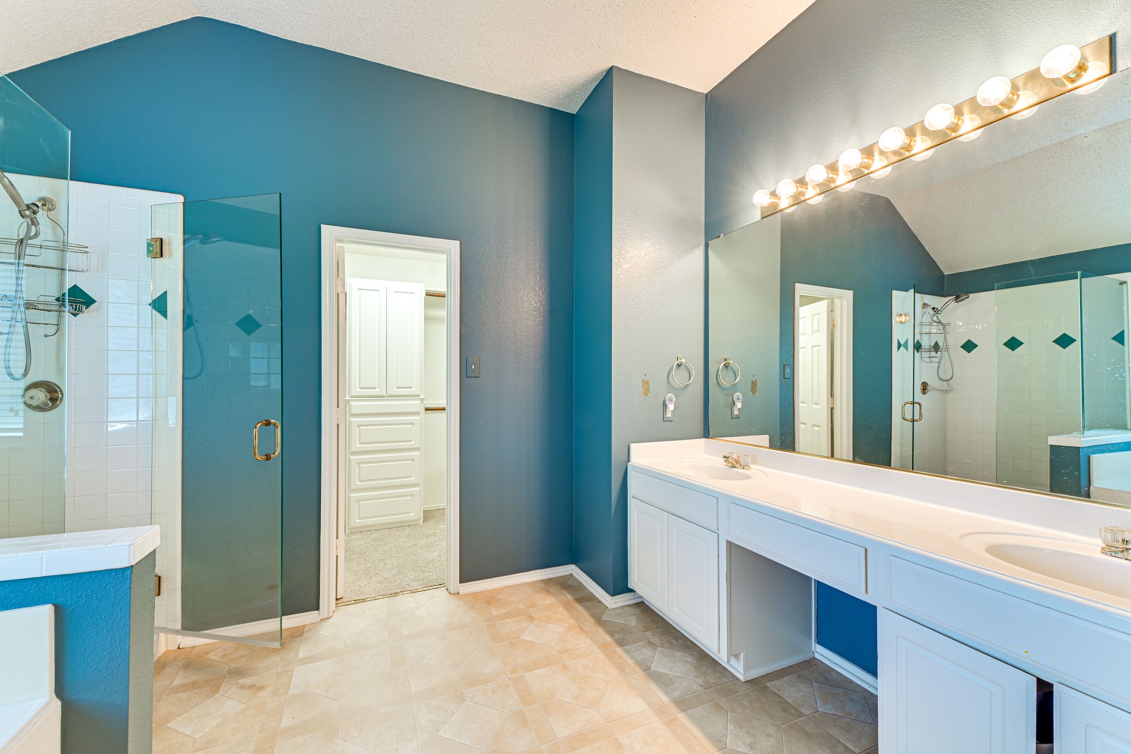 Full Bathroom | 2nd Floor