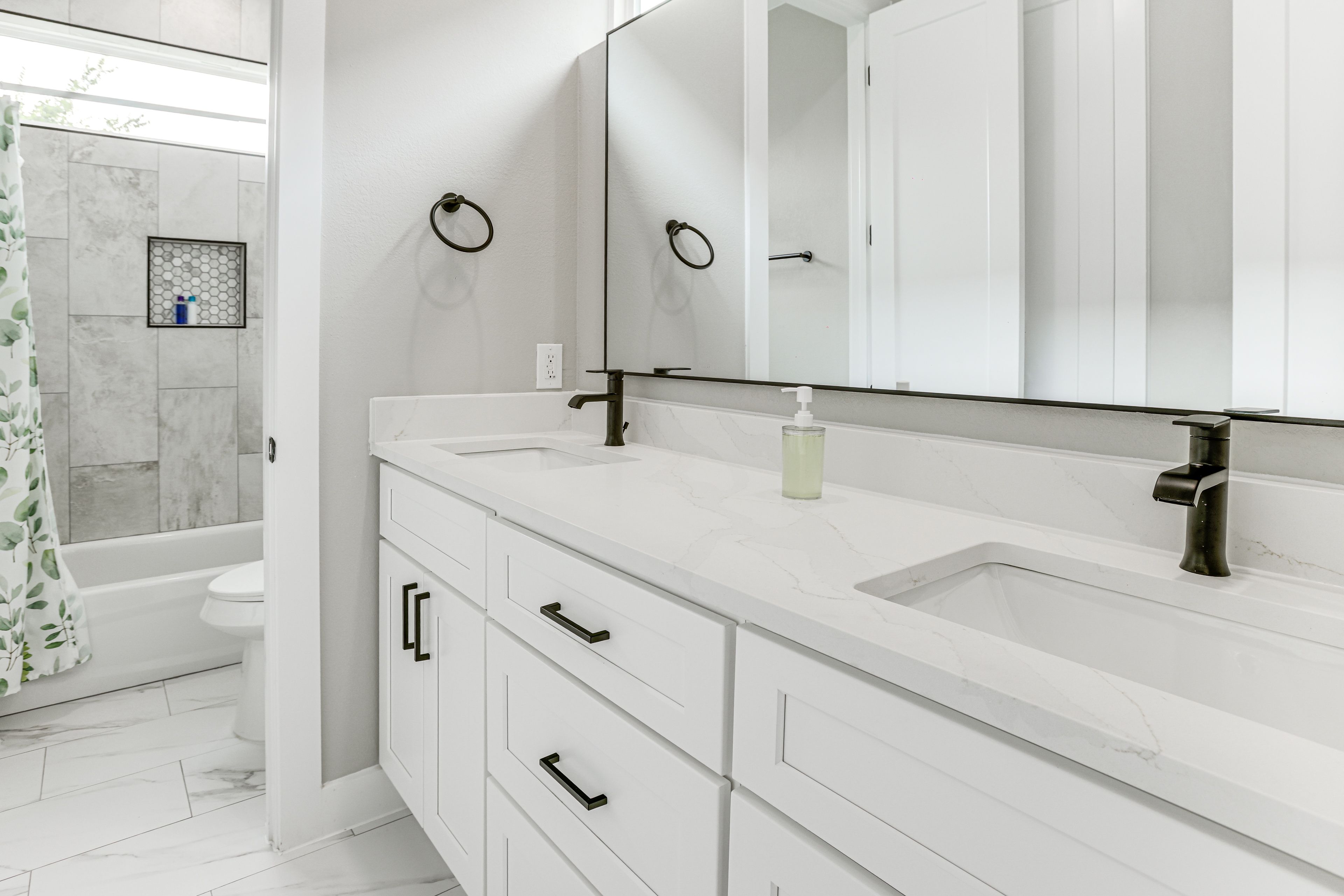 Full Bathroom | 2nd Floor | Towels Provided