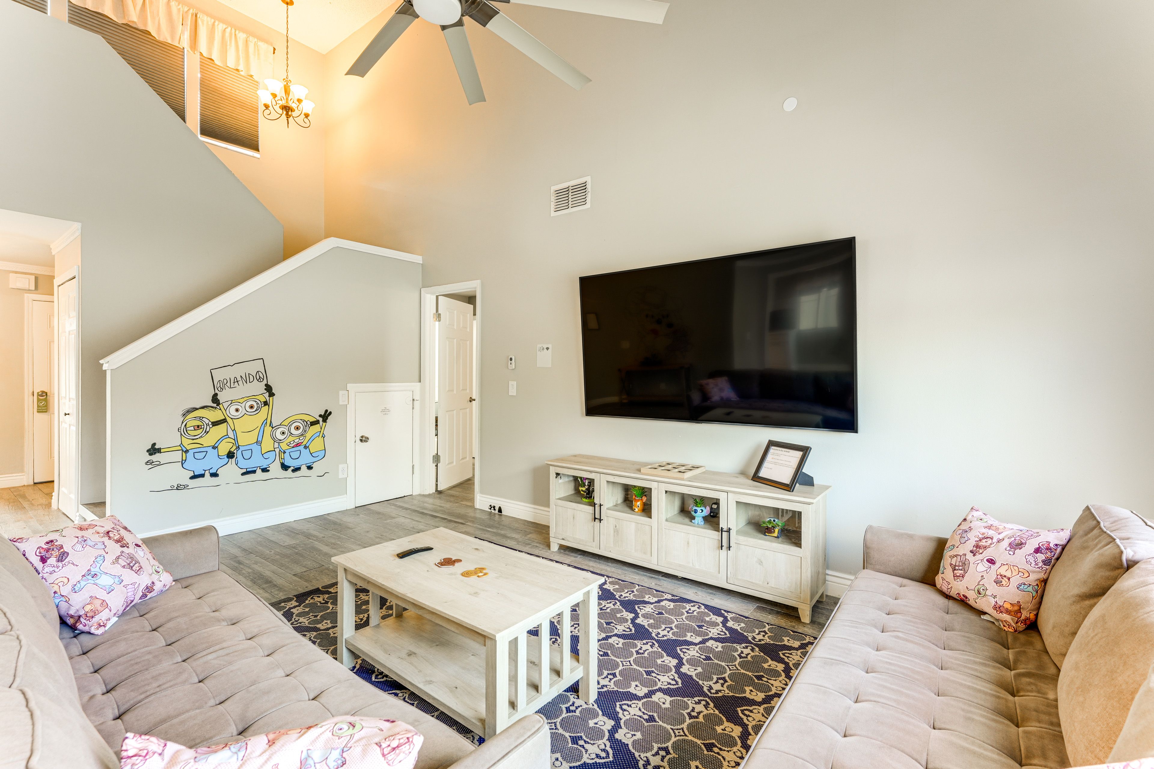 Living Room | 1st Floor | Twin Daybed | Central Heating & A/C | Free WiFi