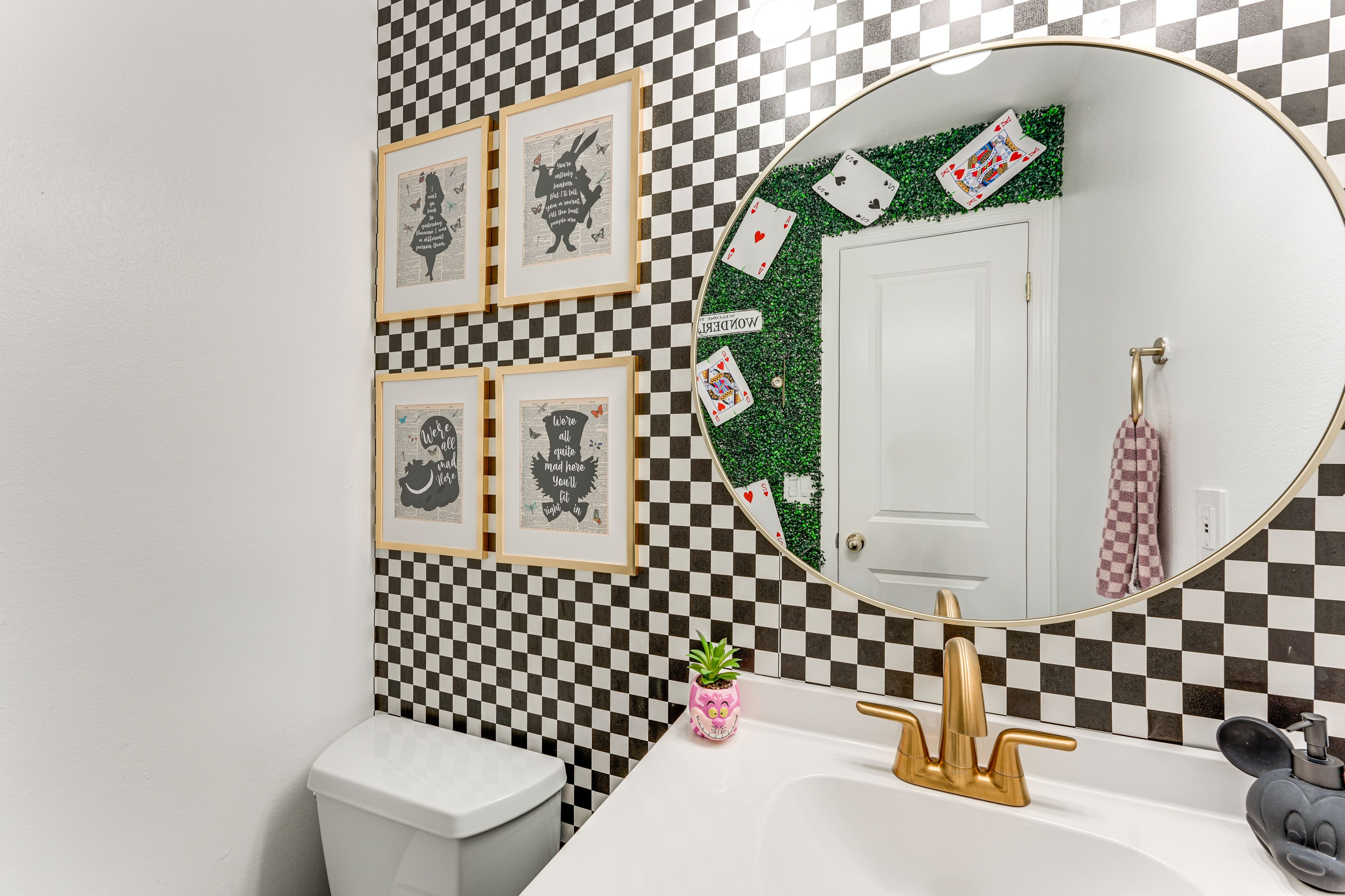 Half Bathroom | 1st Floor | Towels Provided