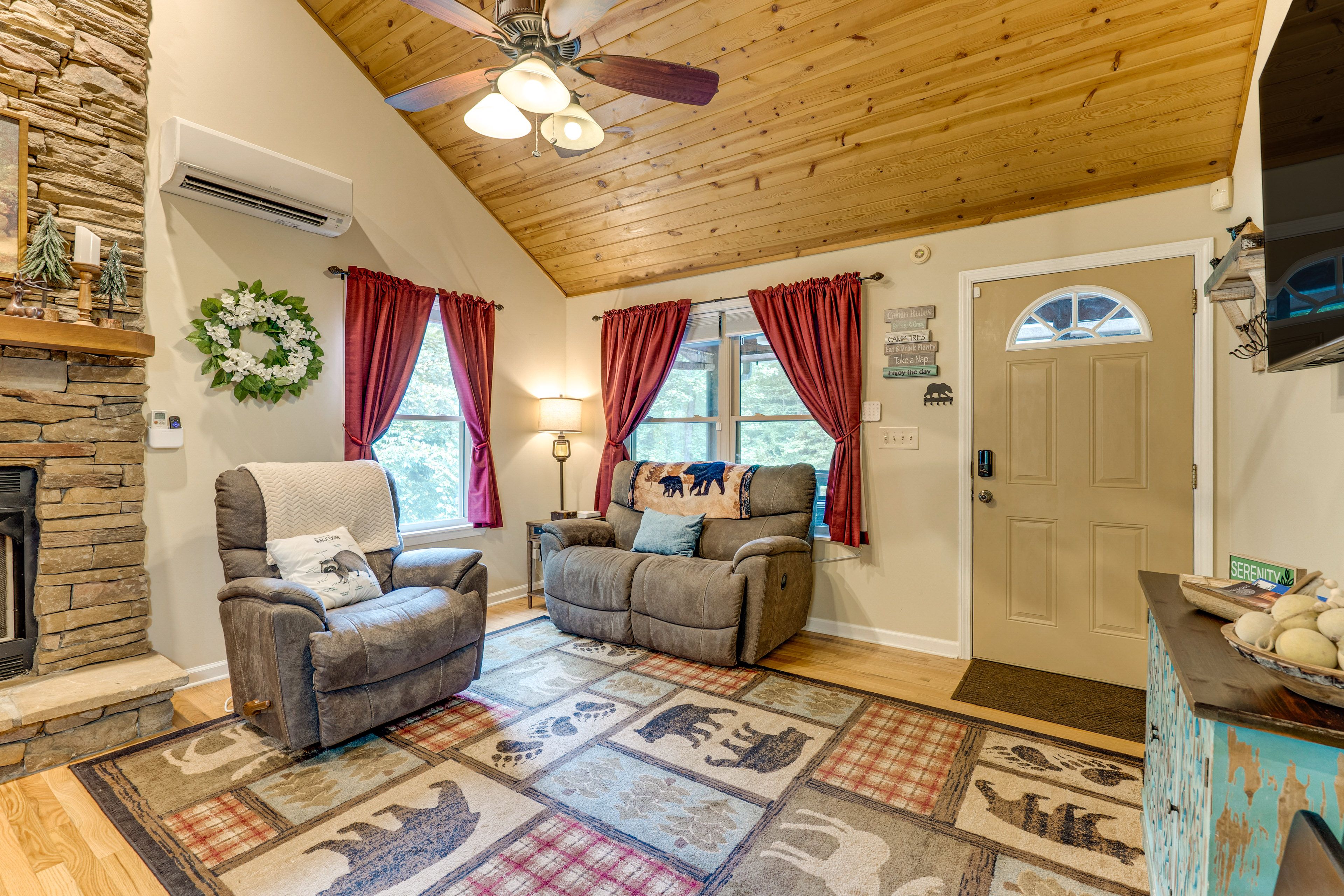 Living Room | Free WiFi | Smart TV | Gas Fireplace
