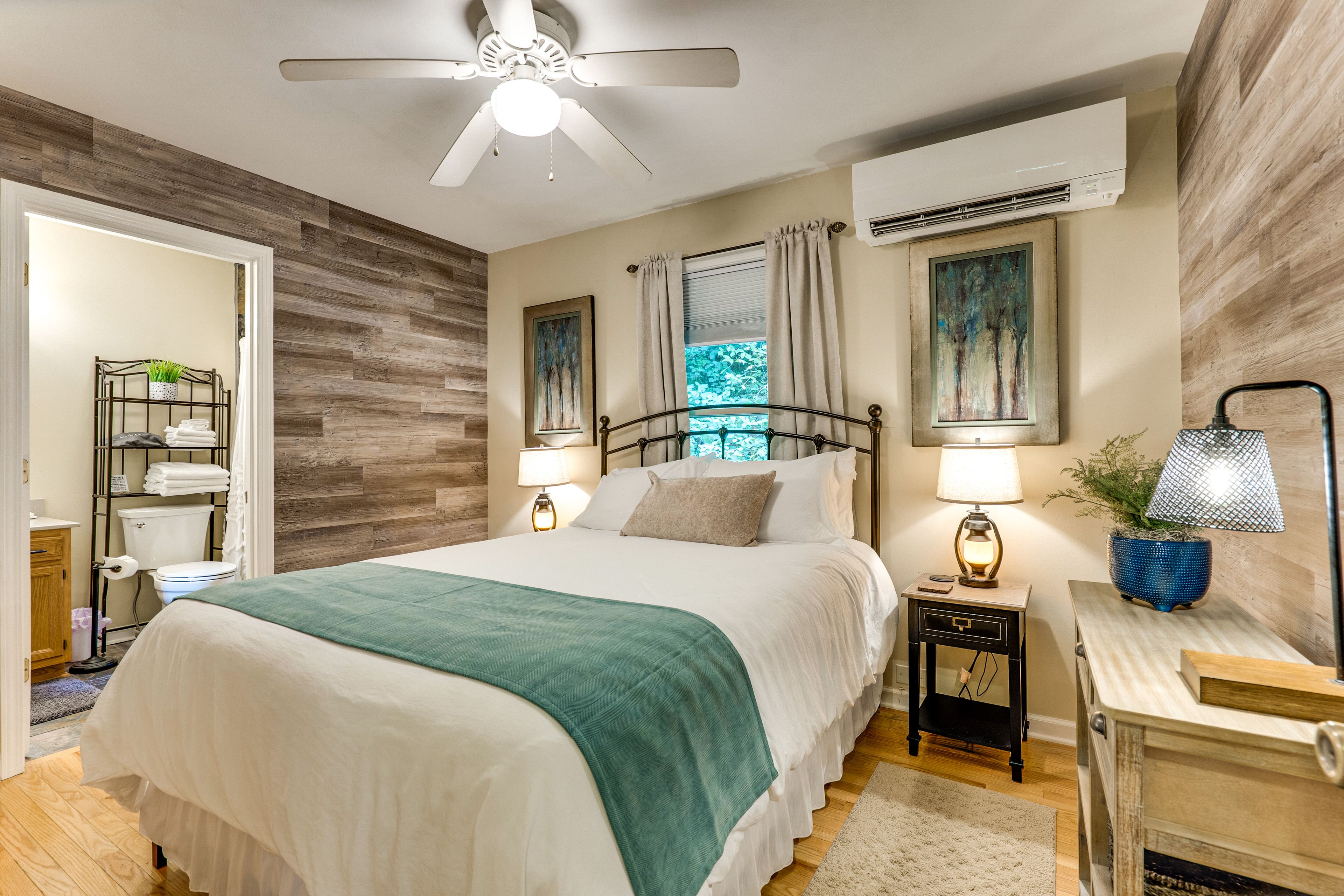 Bedroom 1 | Queen Bed