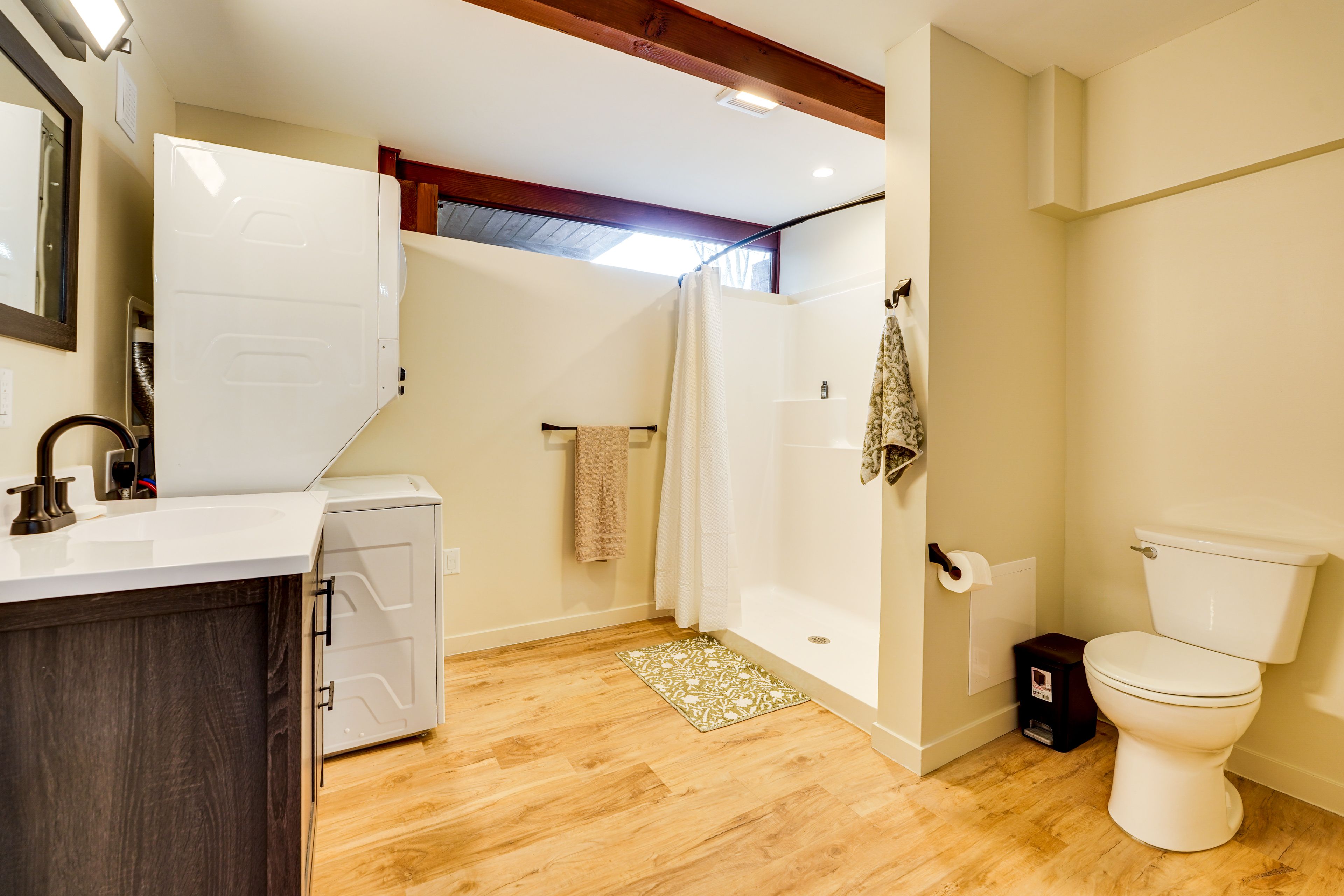 Full Bathroom | Towels Provided | Washer & Dryer
