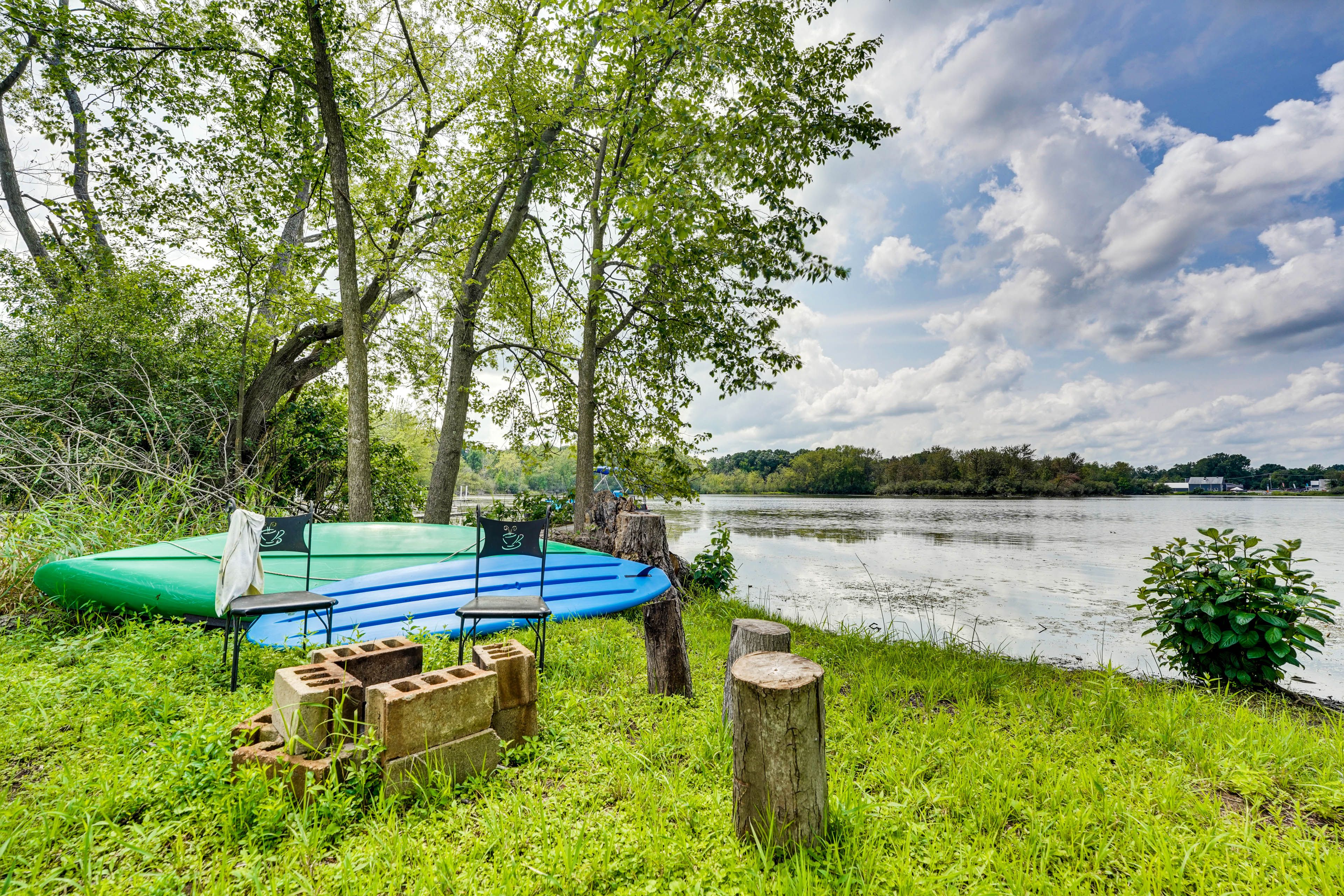 Lakefront Area | Fire Pit | 2 Kayaks