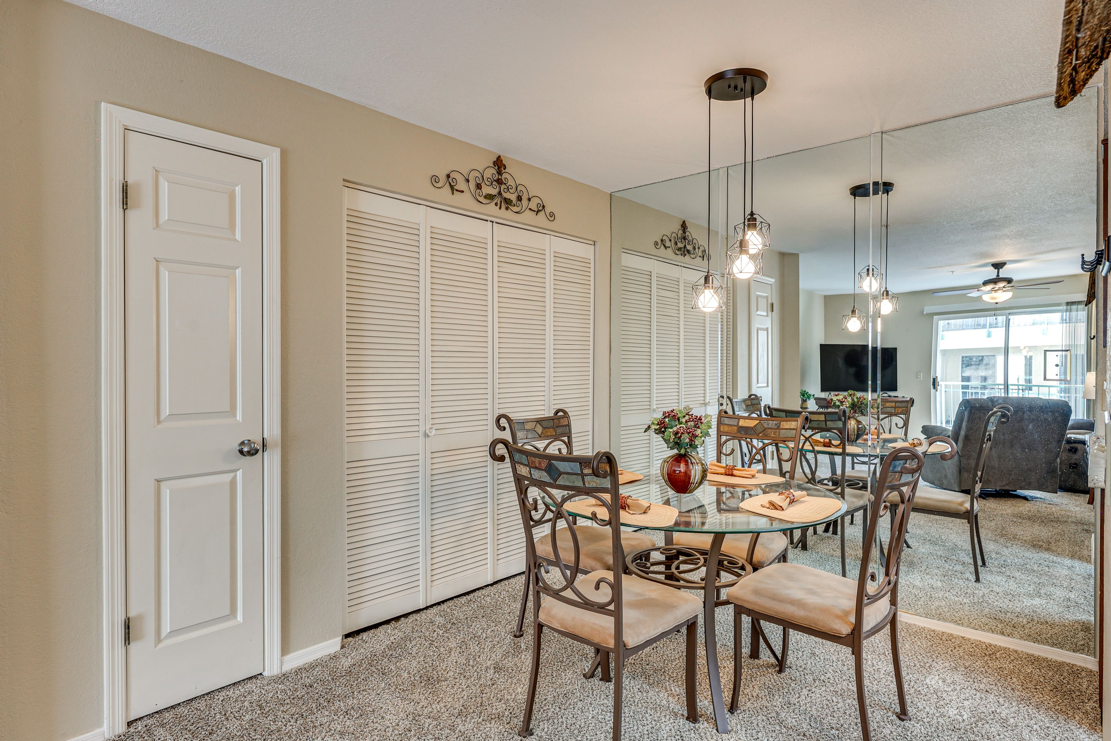 Dining Area | In-Unit Laundry | Free WiFi