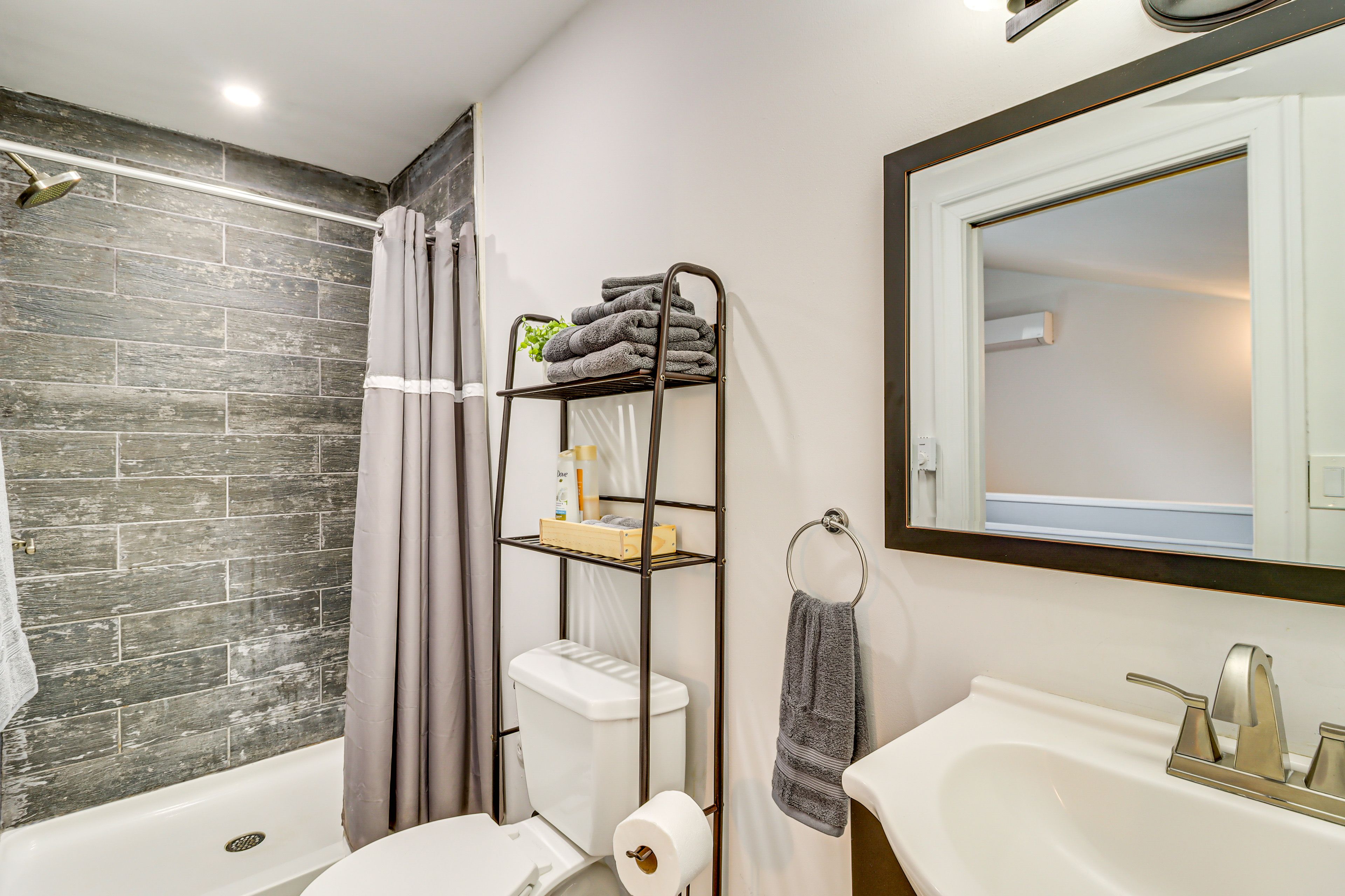 Full Bathroom | 2nd Floor