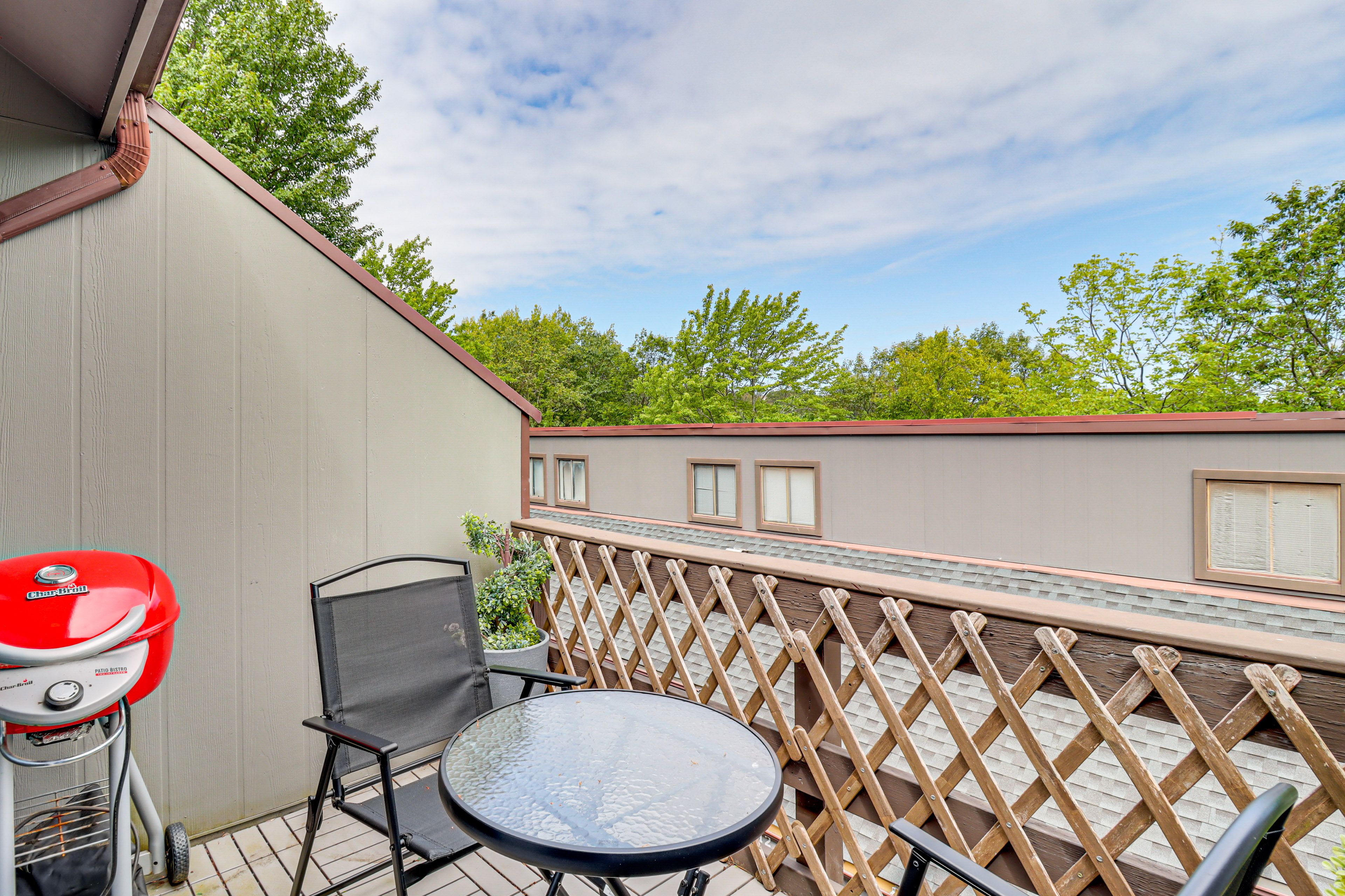Tannersville Vacation Rental | 3BR | 2BA | 1,350 Sq Ft | 2 Steps to Enter