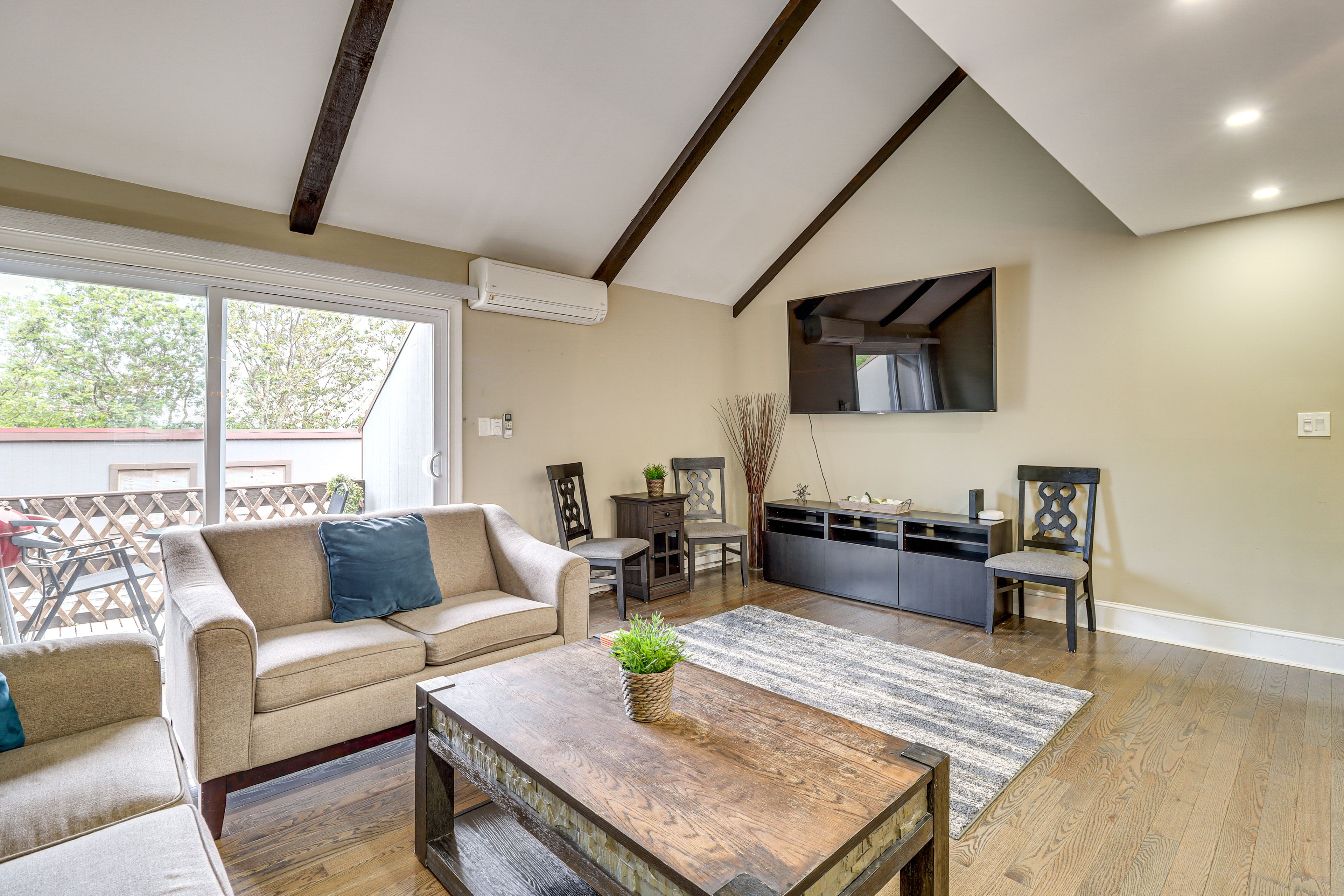 Living Room | 1st Floor | Smart TV | Free WiFi