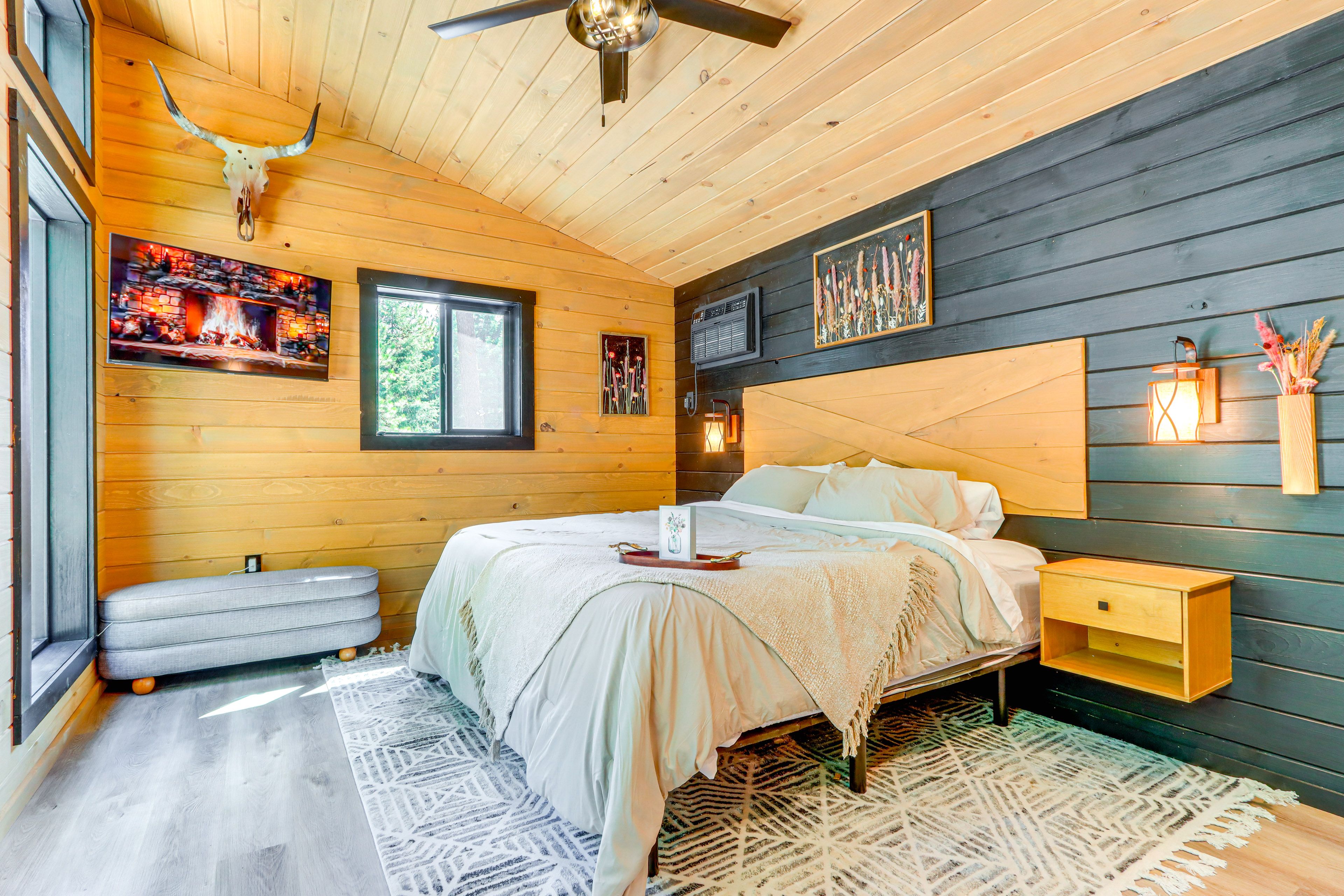 Studio | King Bed | Smart TV | Free WiFi | Linens Provided