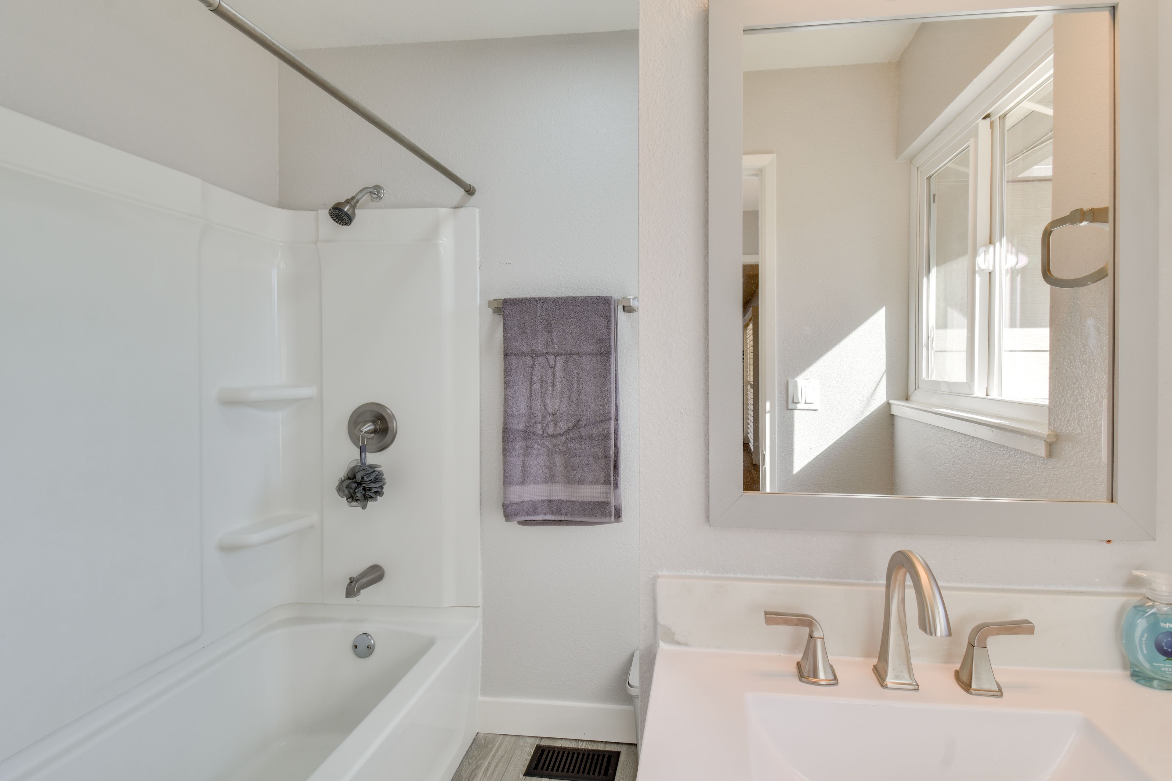 Full Bathroom | Towels Provided