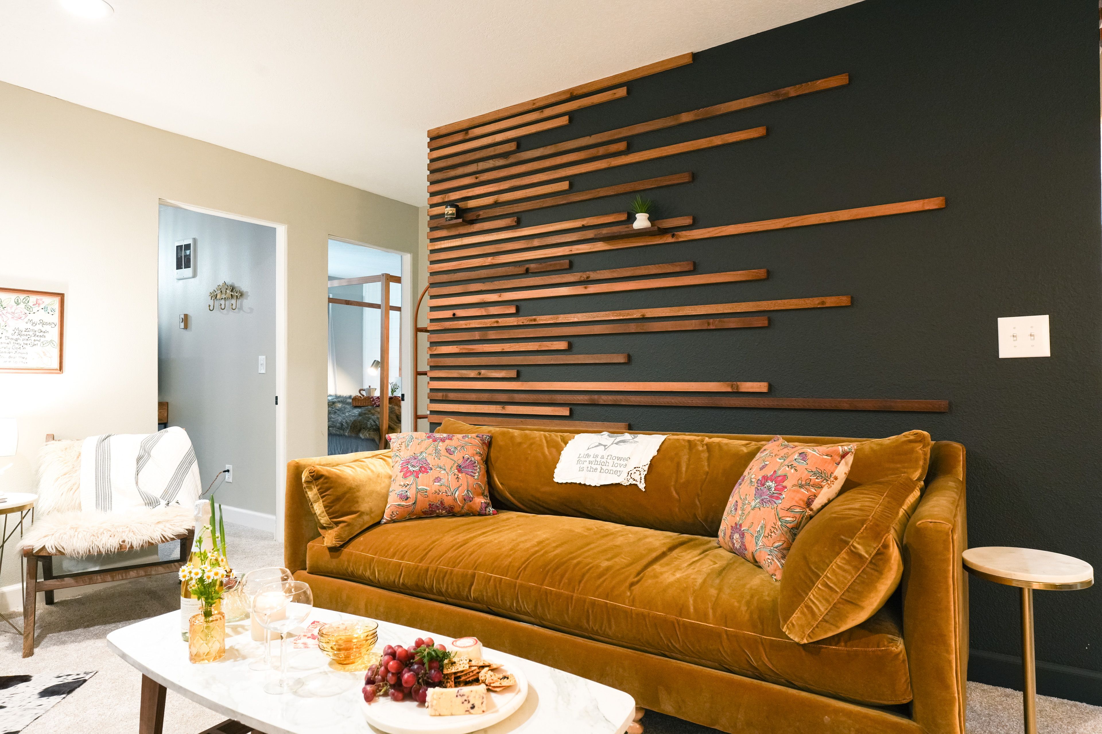 Living Room | Free WiFi | Central Heating & A/C | Smart TV