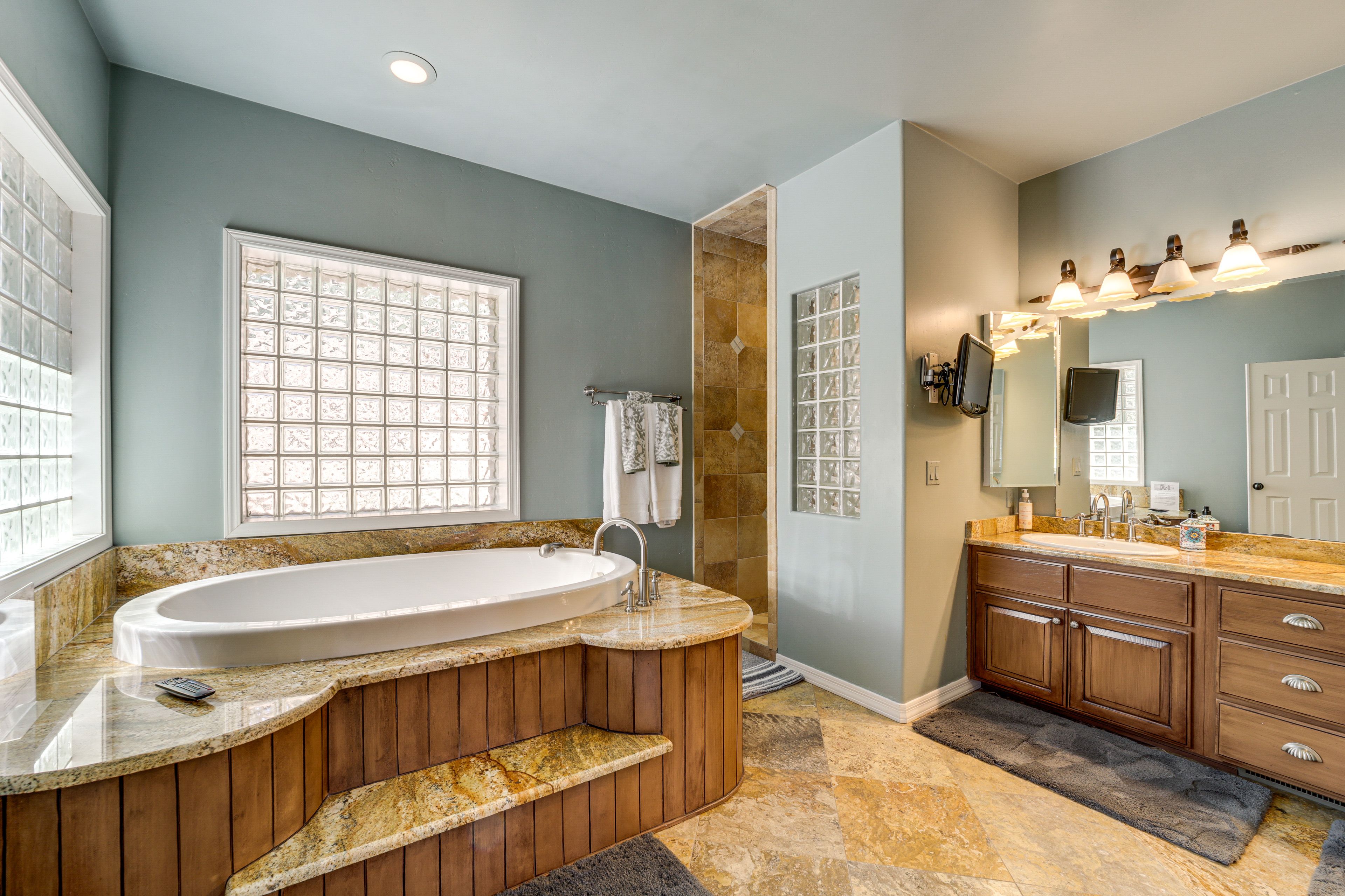 Full Bathroom | Towels Provided | Jetted Tub