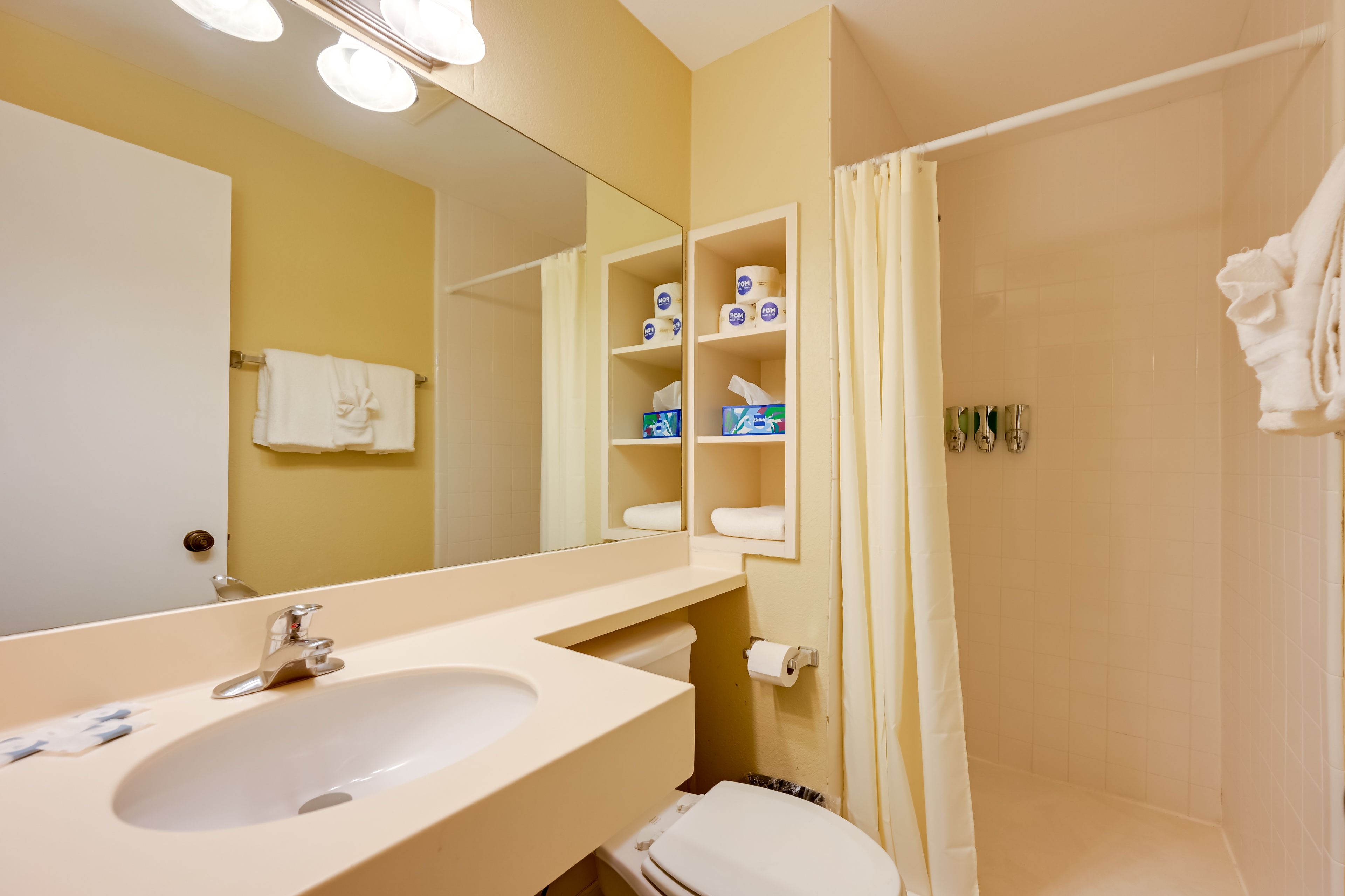Full Bathroom | Towels Provided