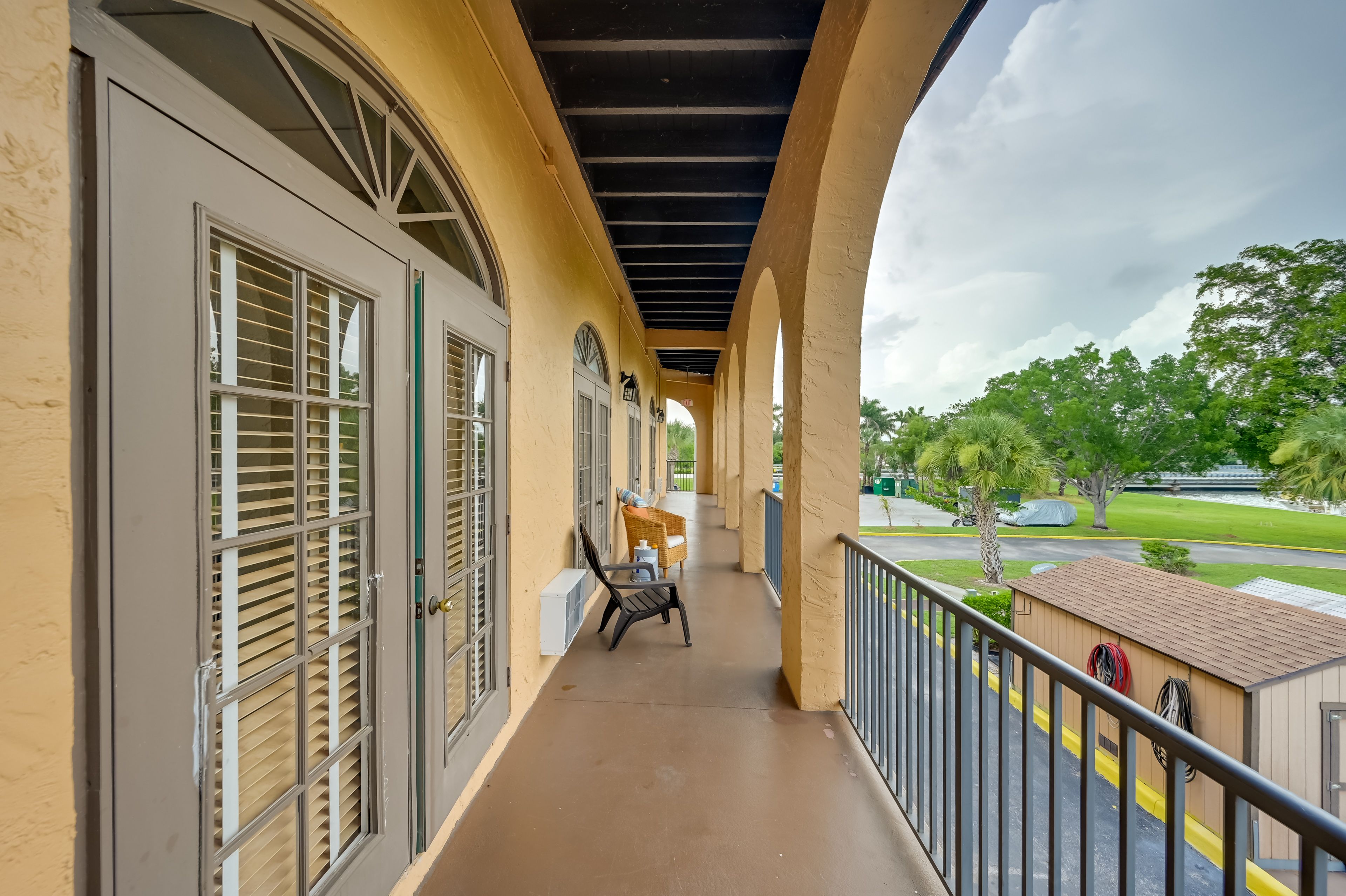 Shared Balcony Space | Marina View
