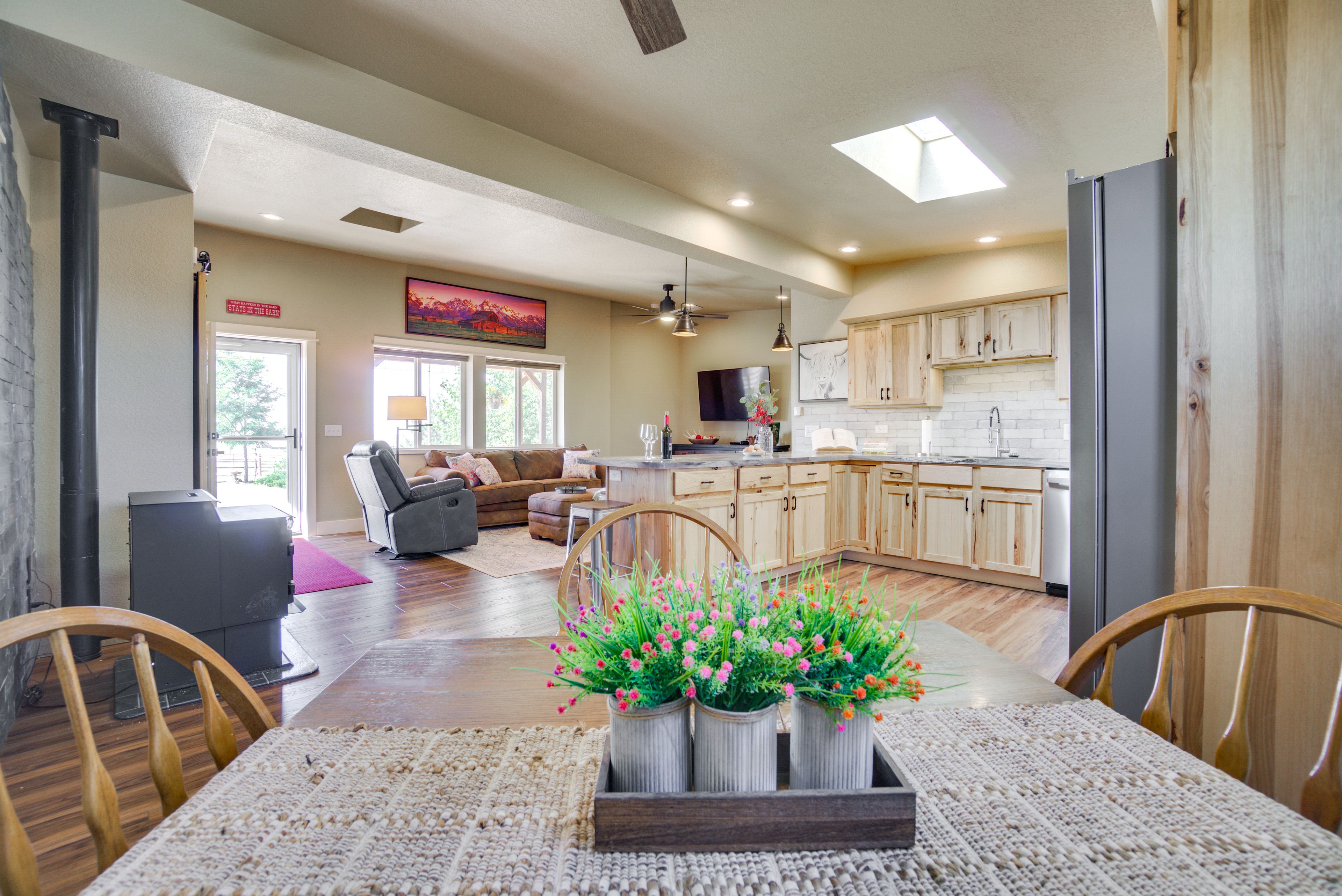 Dining Area | Dishware & Flatware Provided
