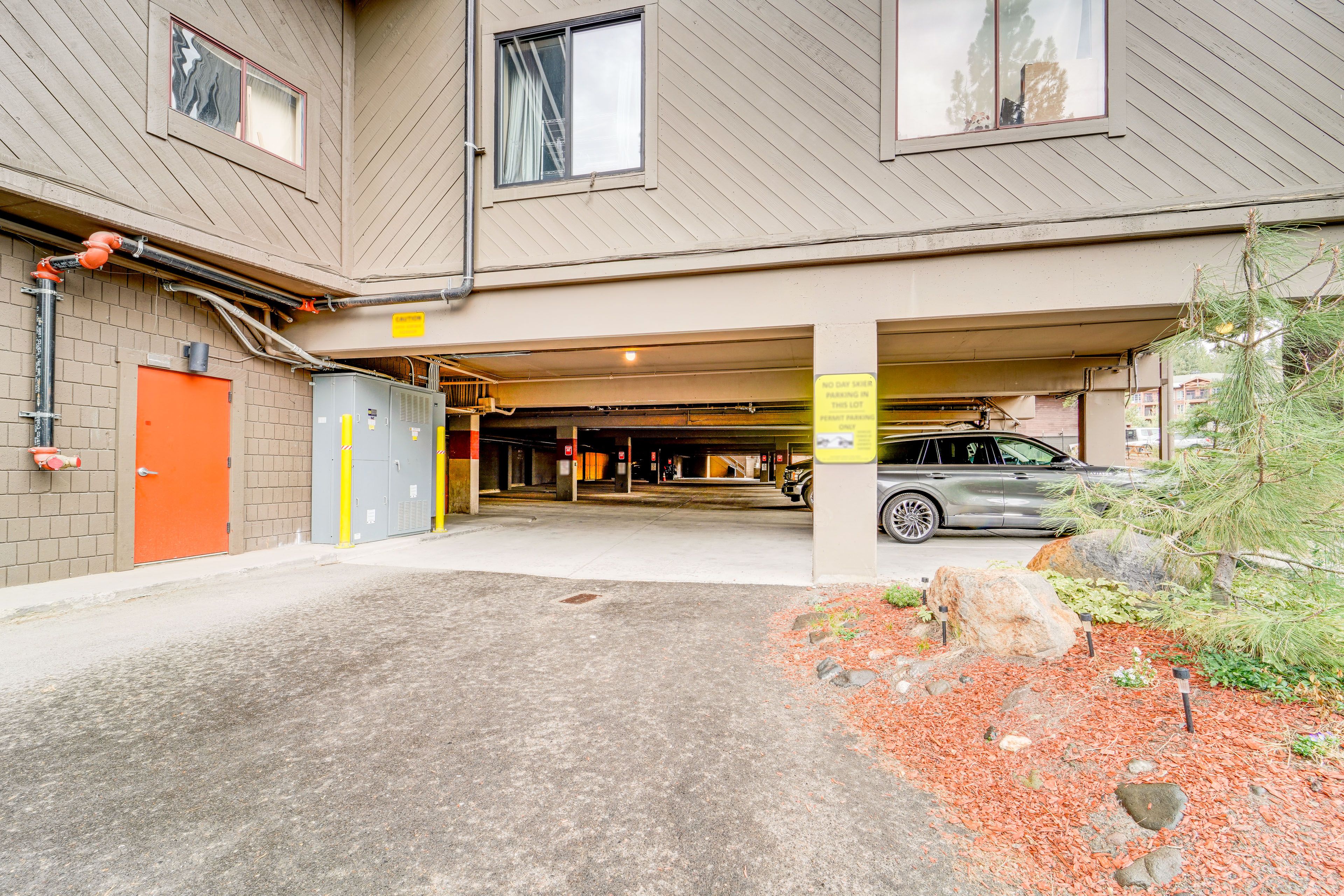 Community Parking Garage (1 Vehicle)