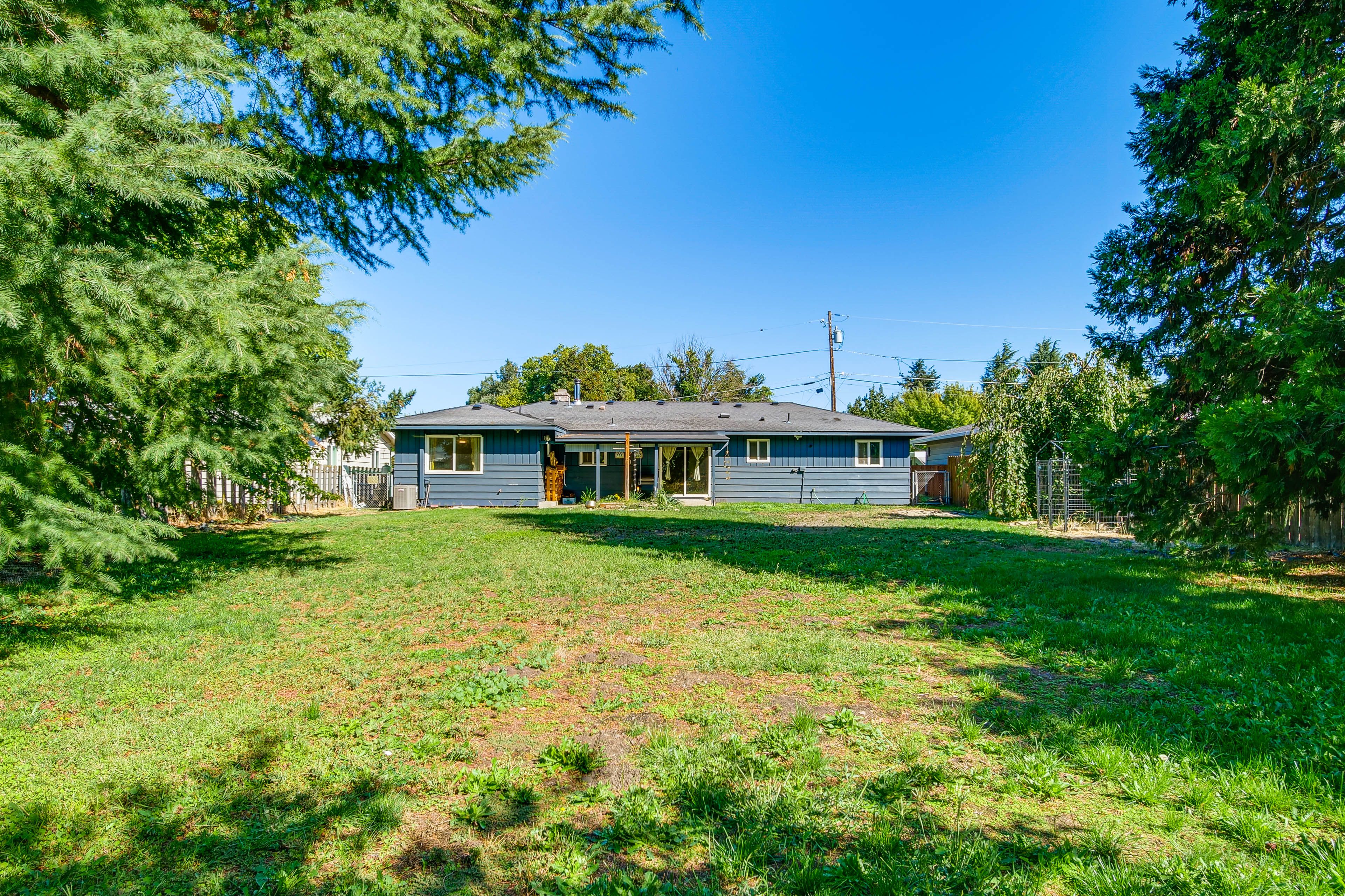 Fenced Backyard | Covered Patio | Charcoal Grill