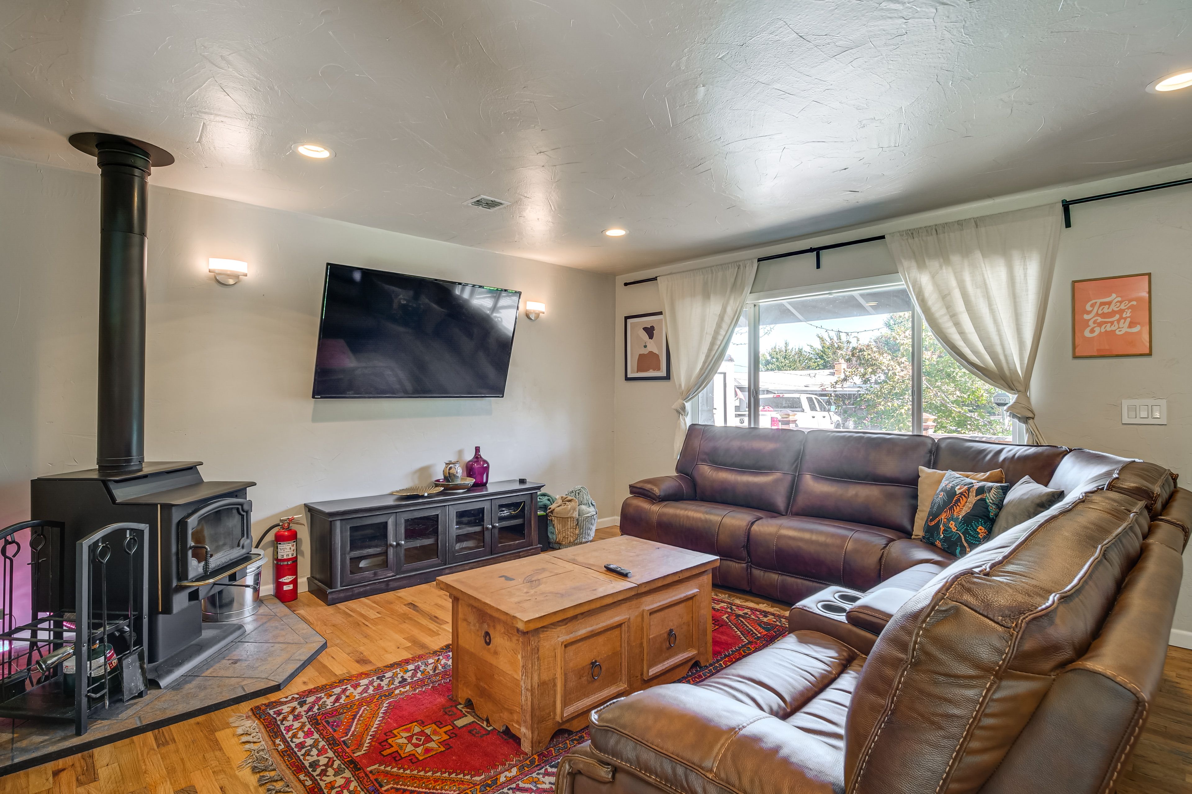 Living Room | Free WiFi | Central Heating & A/C | Smart TV