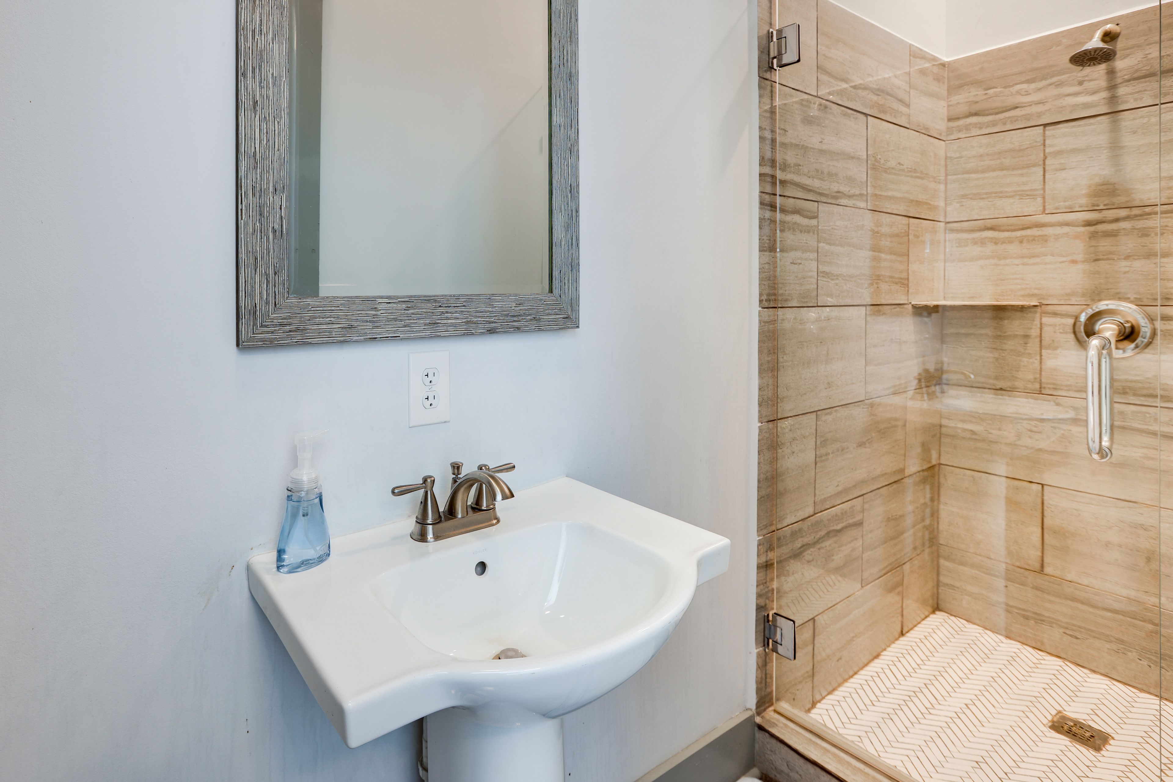 Full Bathroom | 1st Floor | Towels Provided