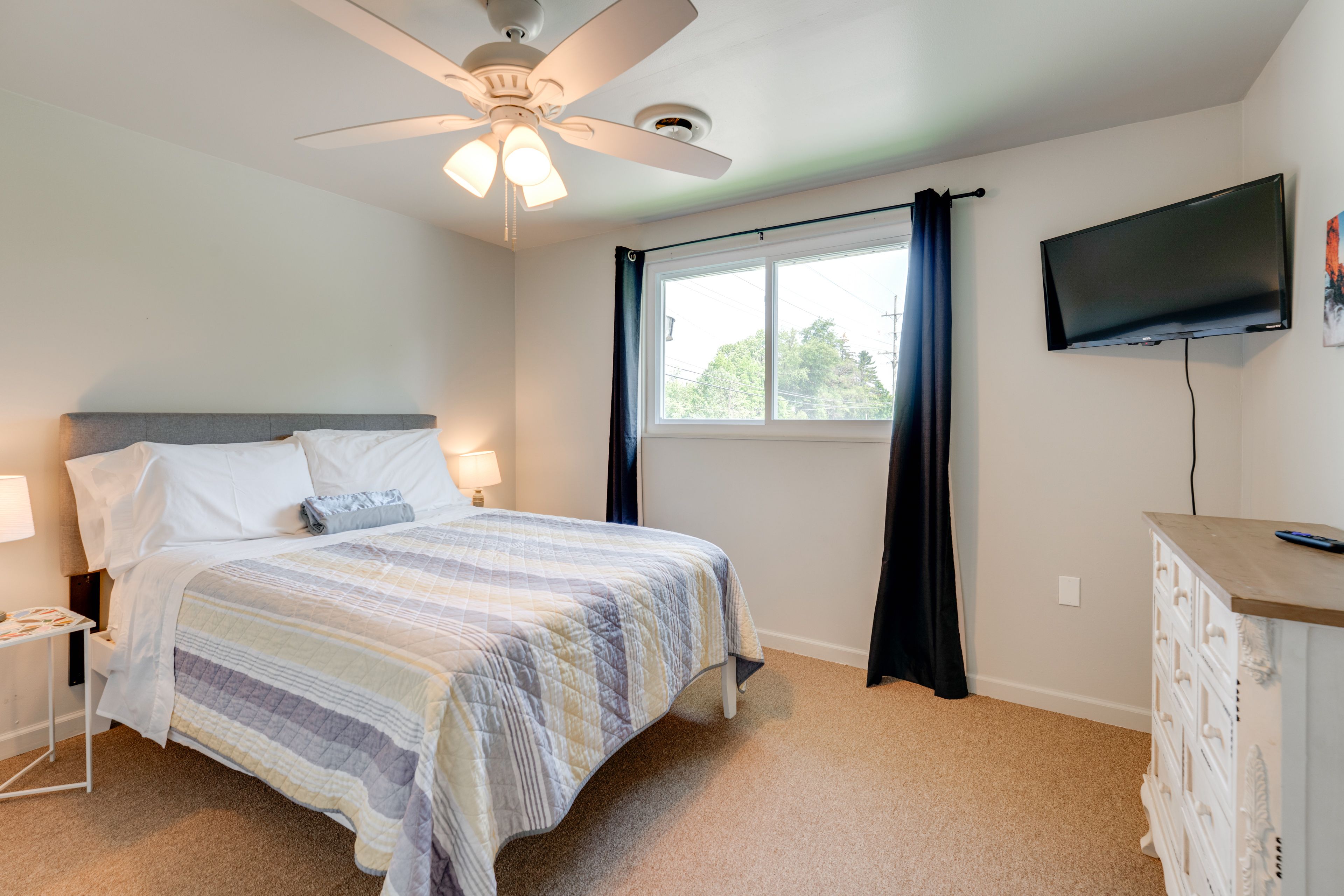 Bedroom 2 | 2nd Floor | Full Bed | Smart TV