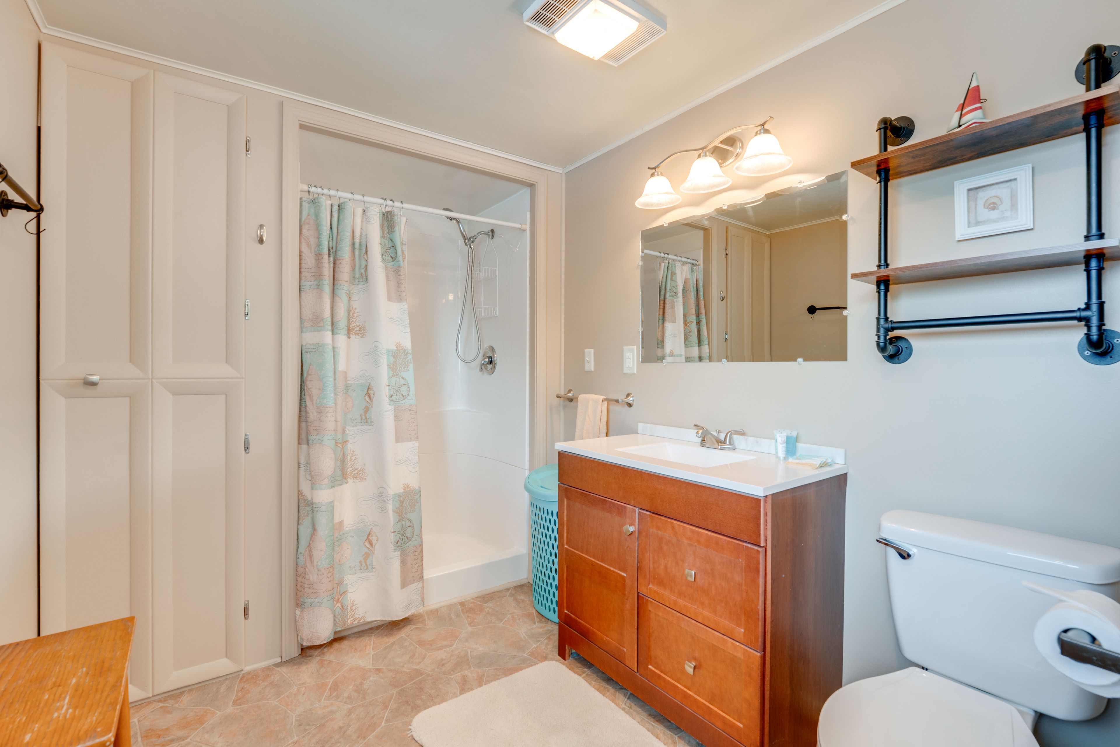 Full Bathroom | 2nd Floor | Towels Provided