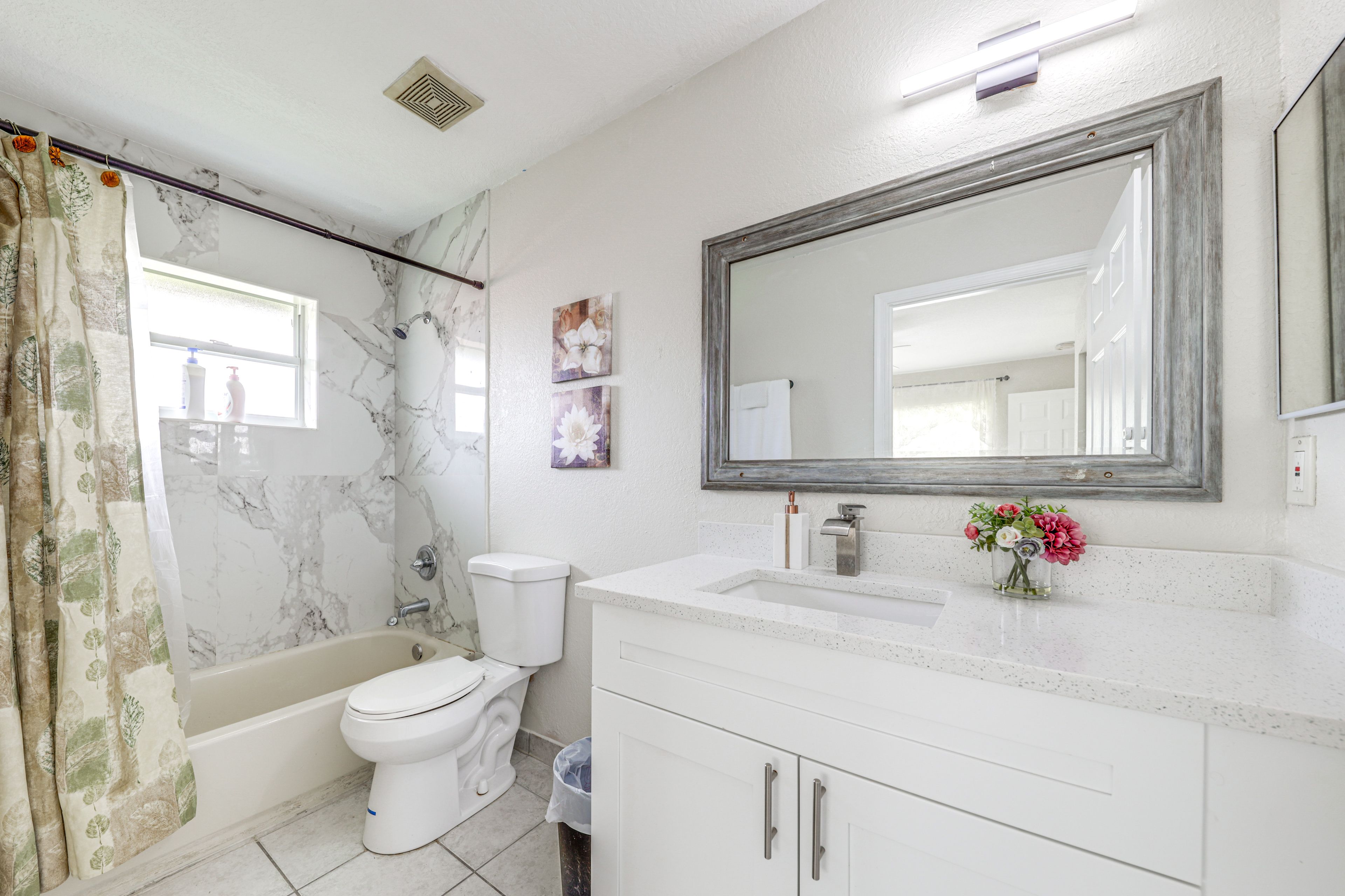 Full Bathroom | Towels Provided