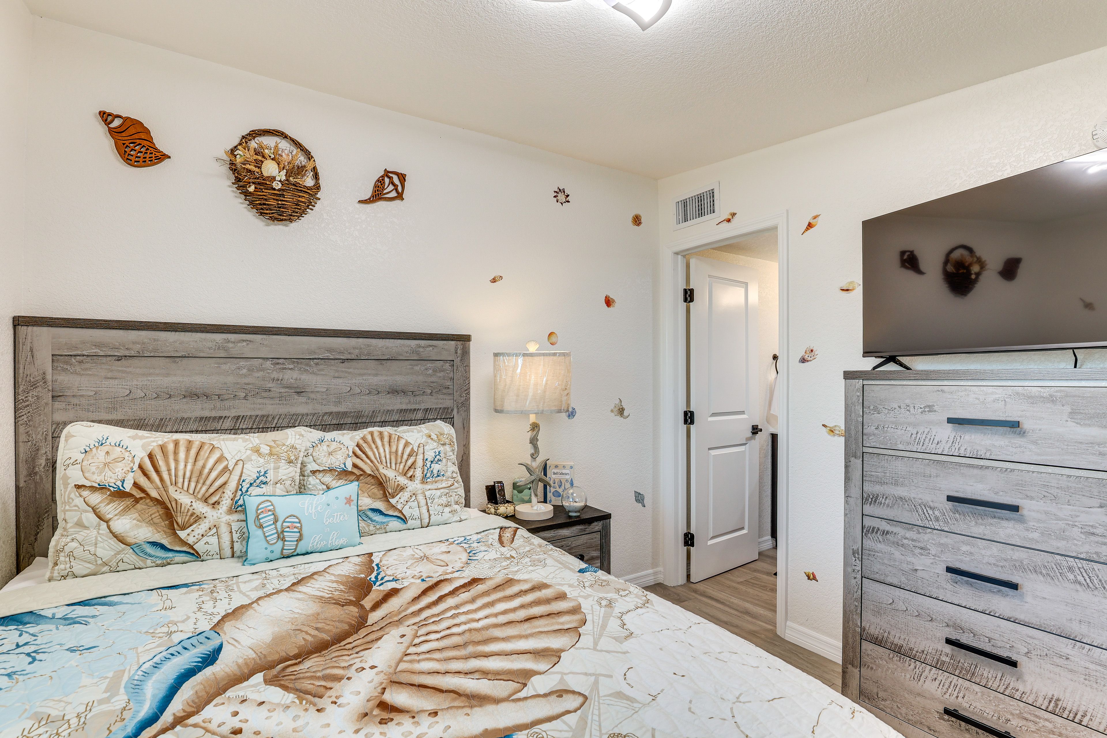 Bedroom 1 | Queen Bed | Smart TV | Linens Provided