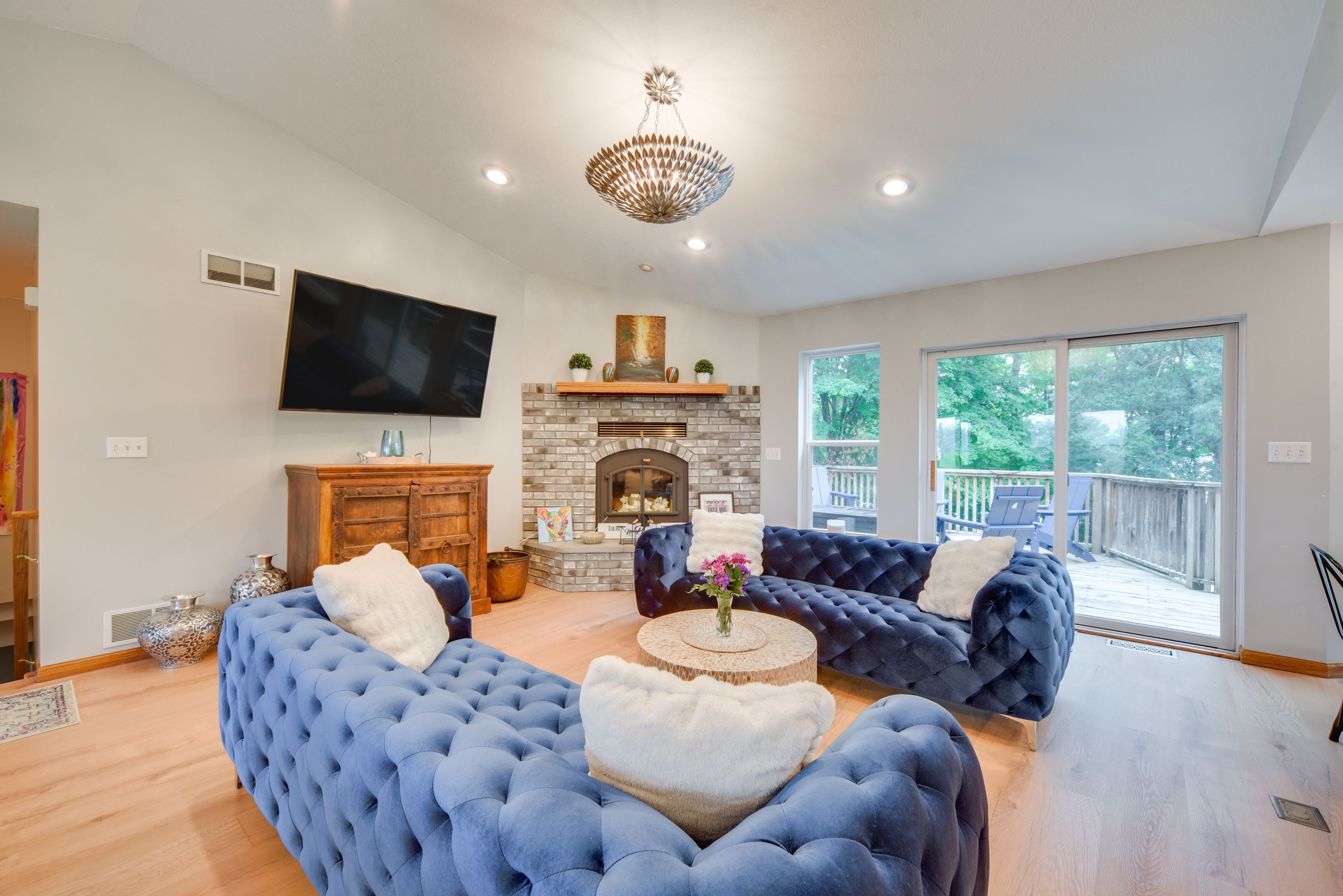 Living Room | Smart TV | Free WiFi | Main Level