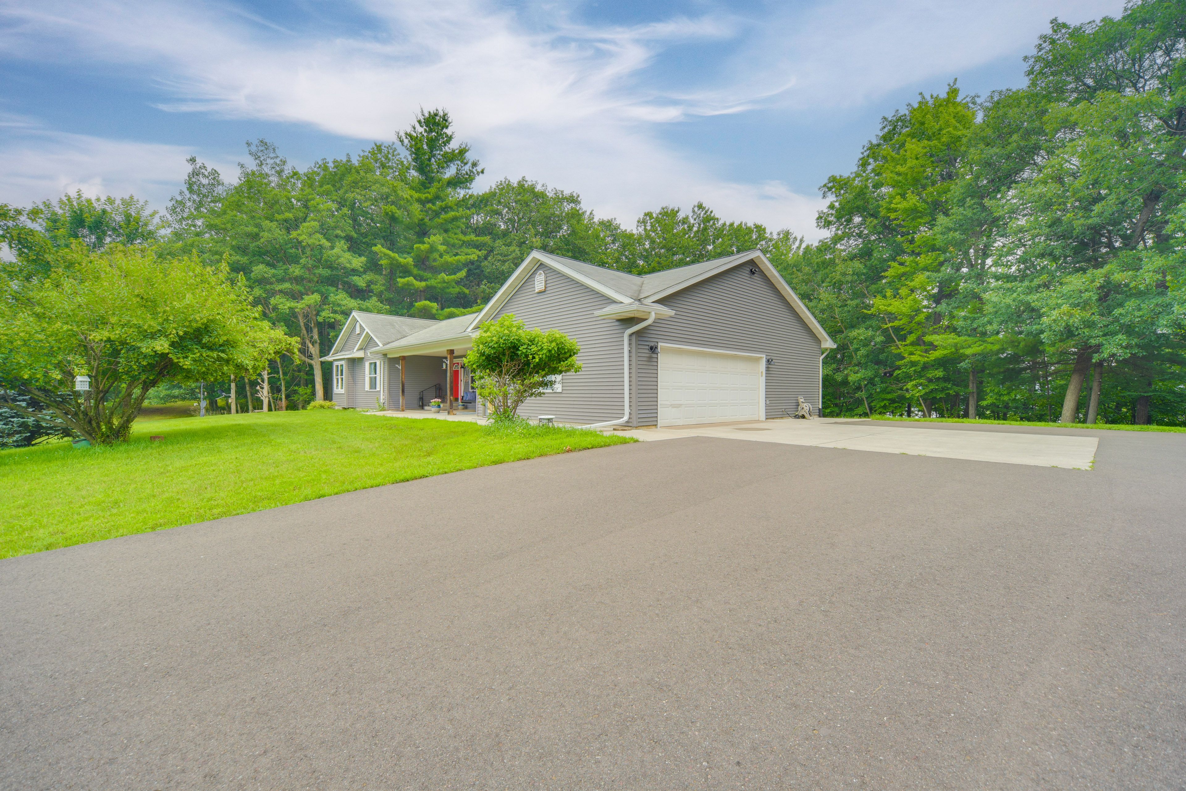 Parking | Garage (2 Vehicles) | Driveway (8 Vehicles) | Trailer Parking