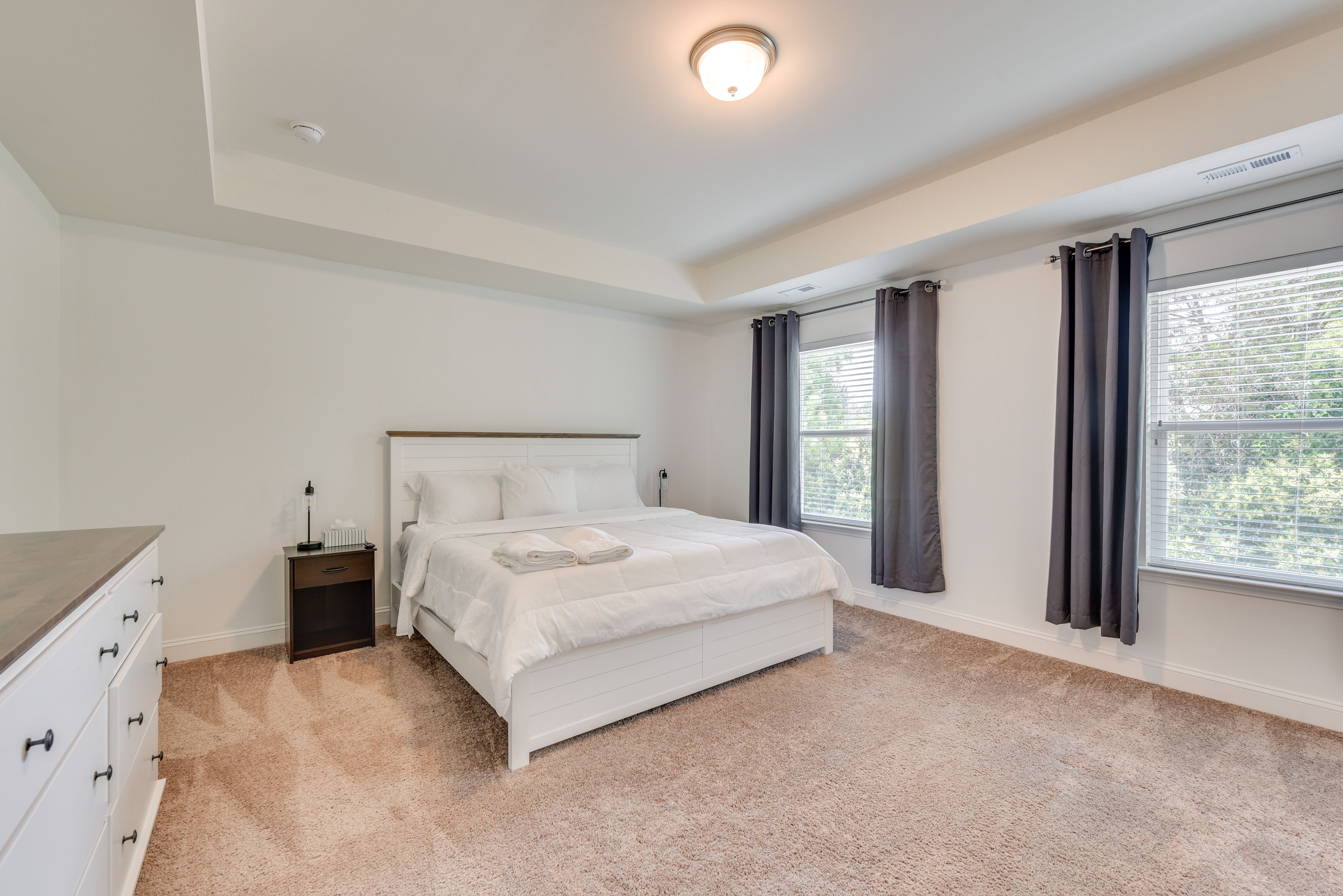 Bedroom 2 | 2nd Floor | King Bed | Flat-Screen TV | En-Suite Bathroom