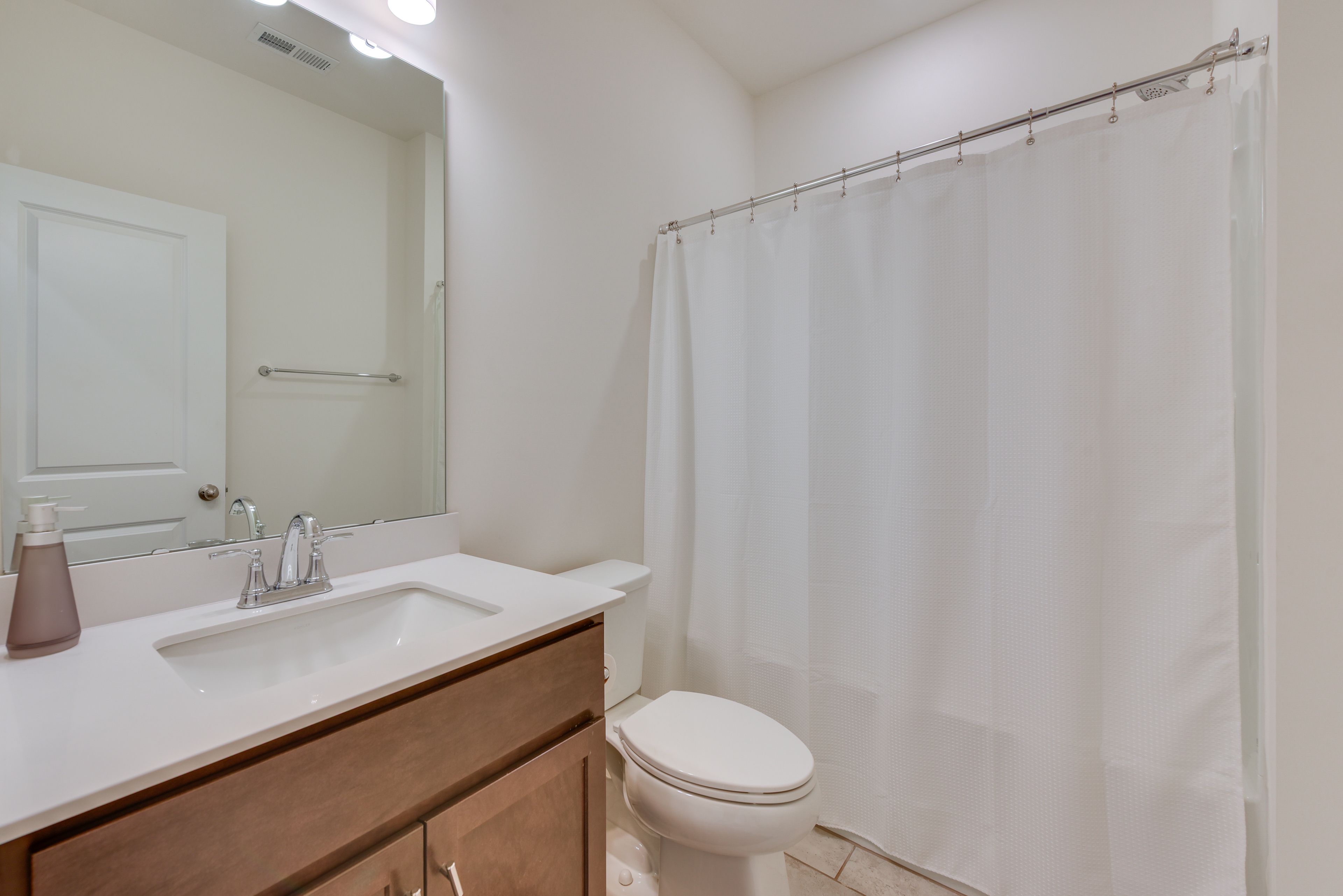 Full Bathroom | 1st Floor | Towels Provided