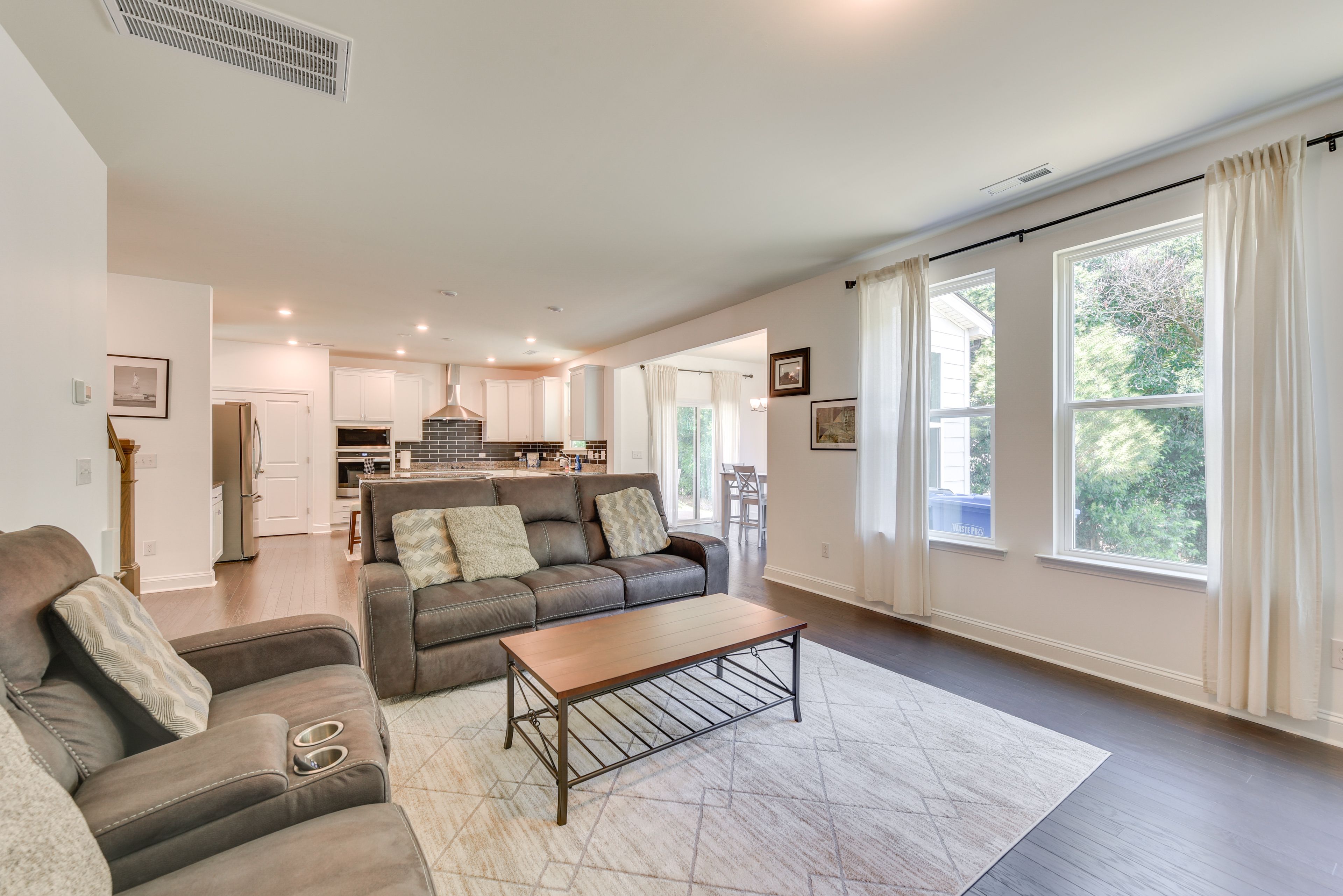 Living Room | 1st Floor | Flat-Screen TV | Central Heating & A/C | Free WiFi