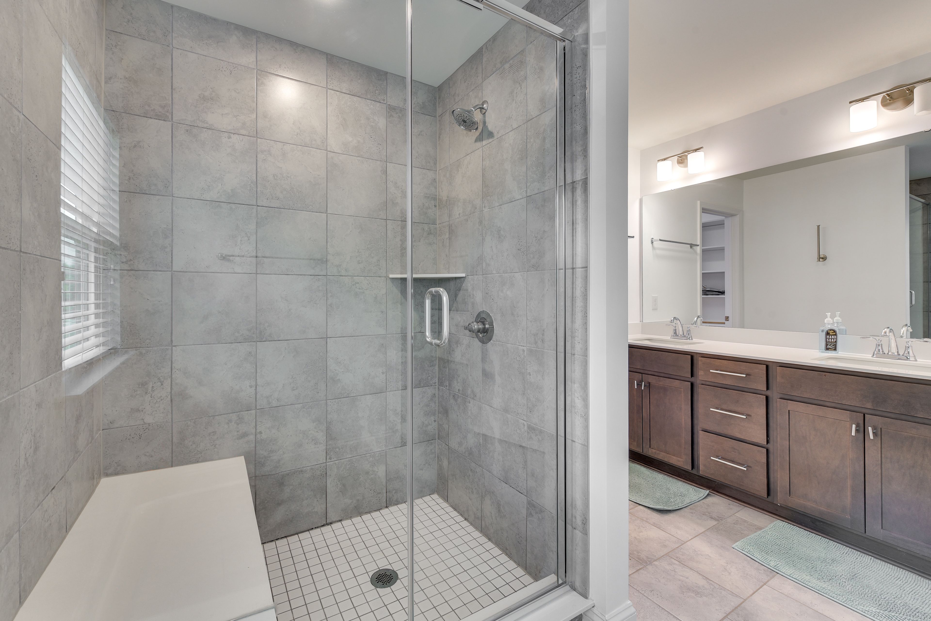 Full Bathroom | 2nd Floor | Walk-In Closet