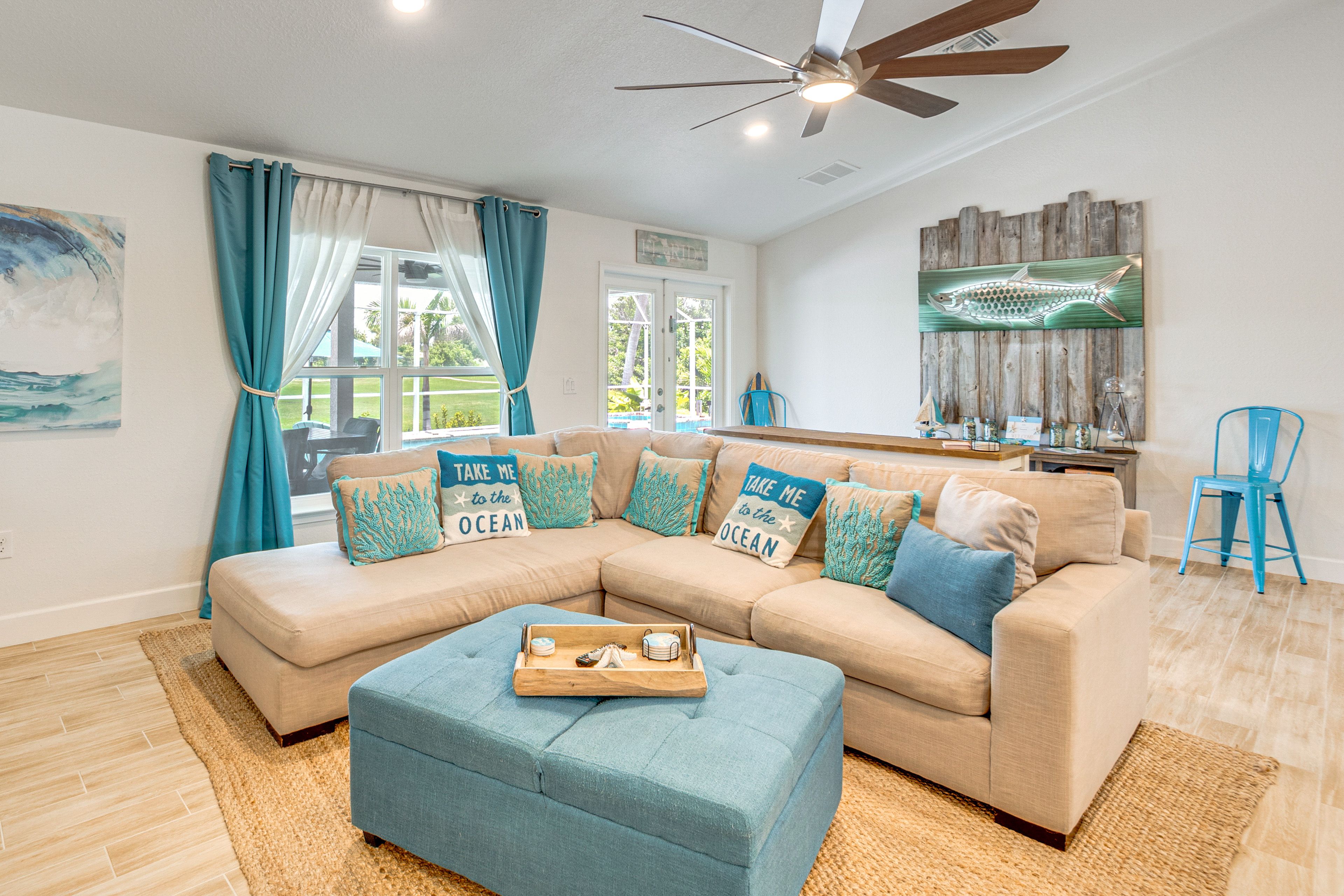 Living Room | Free WiFi | Central Heating & Air Conditioning