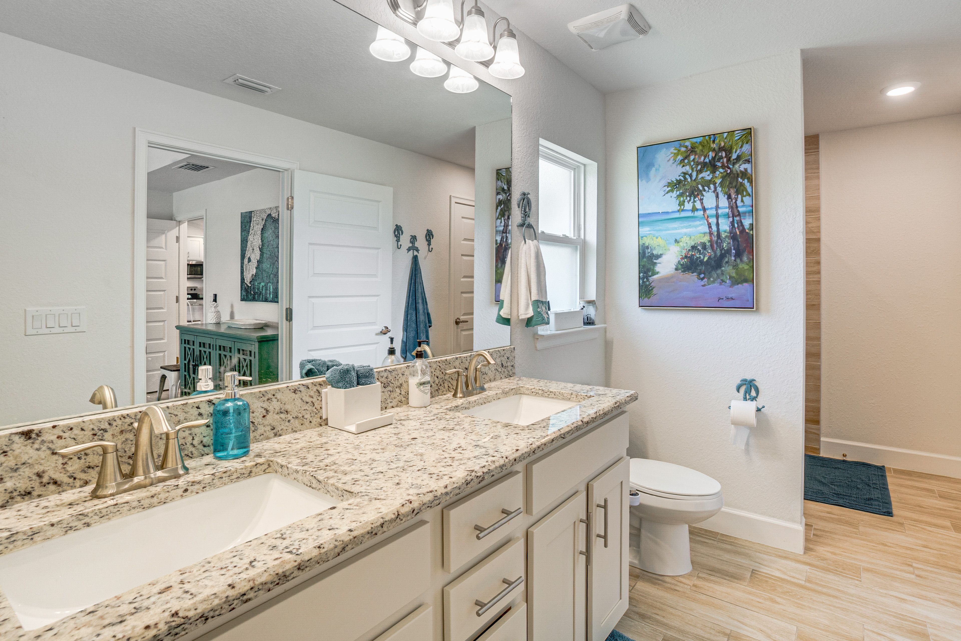 Full Bathroom | Towels Provided | Complimentary Toiletries